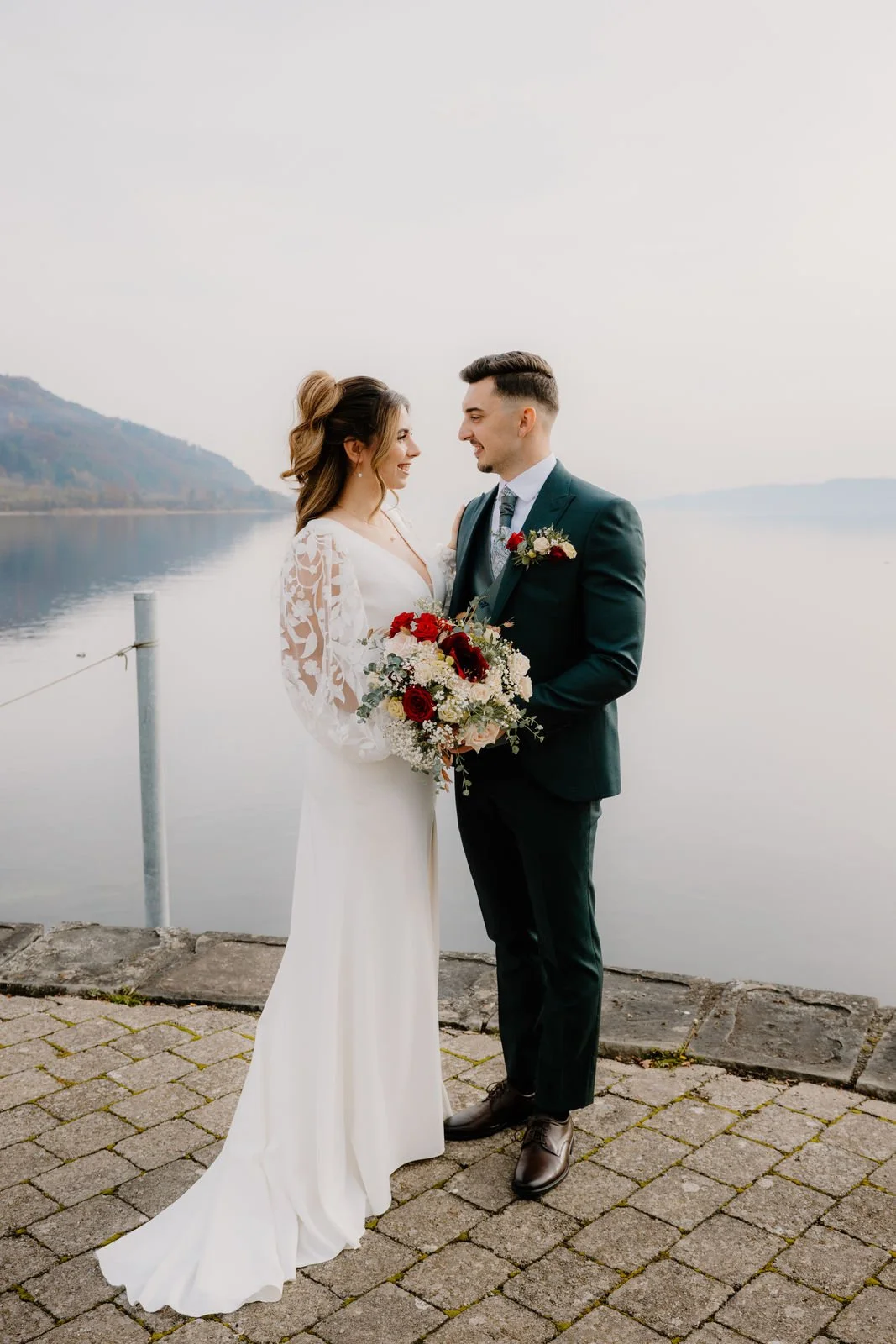 Brautpaar bei einer Hochzeit am Wasser bei einer Hochzeitslocation am Bodensee