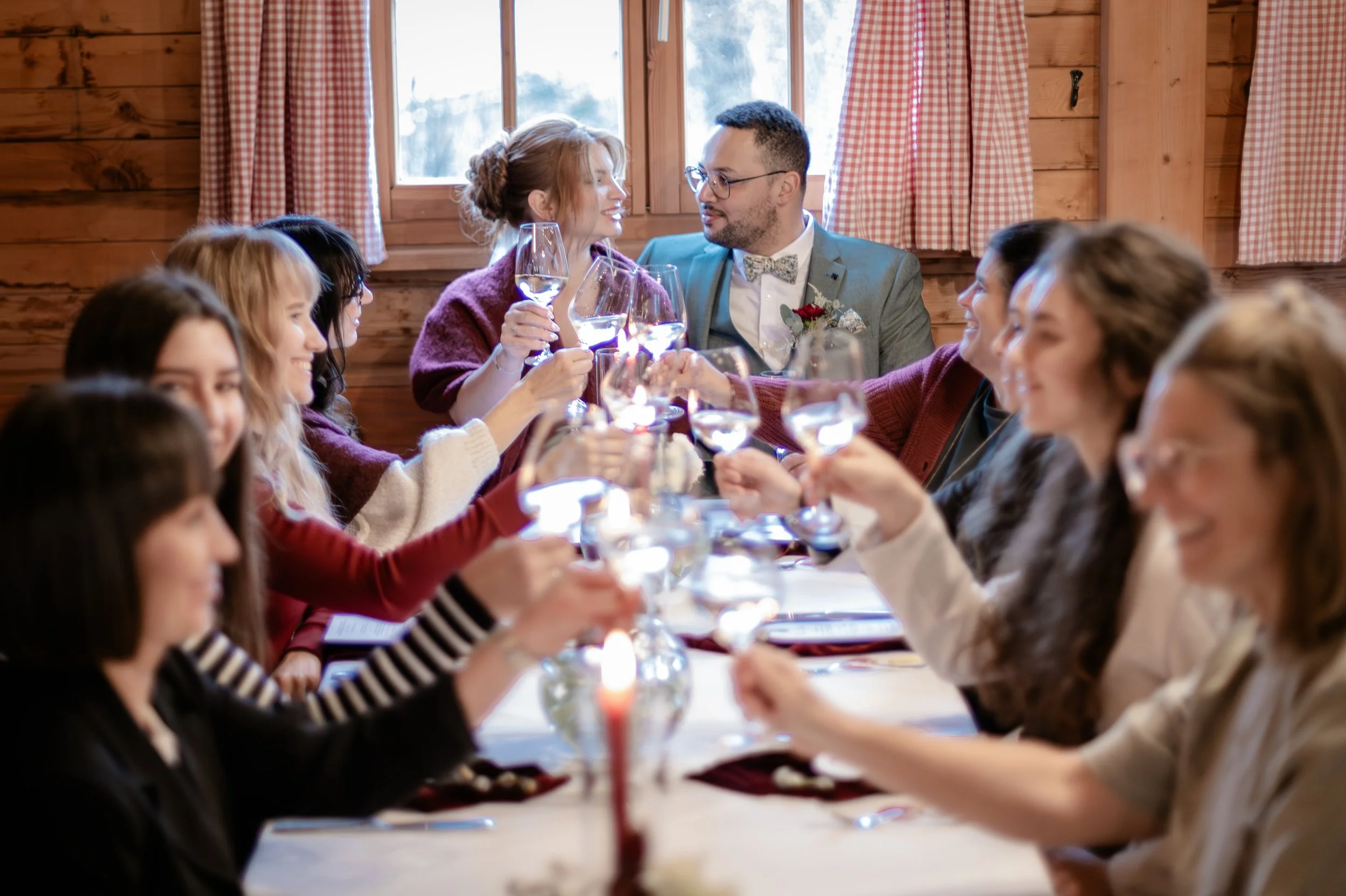 Fröhliche Hochzeitsgesellschaft die gemeinsam auf das Hochzeitspaar anstoßt