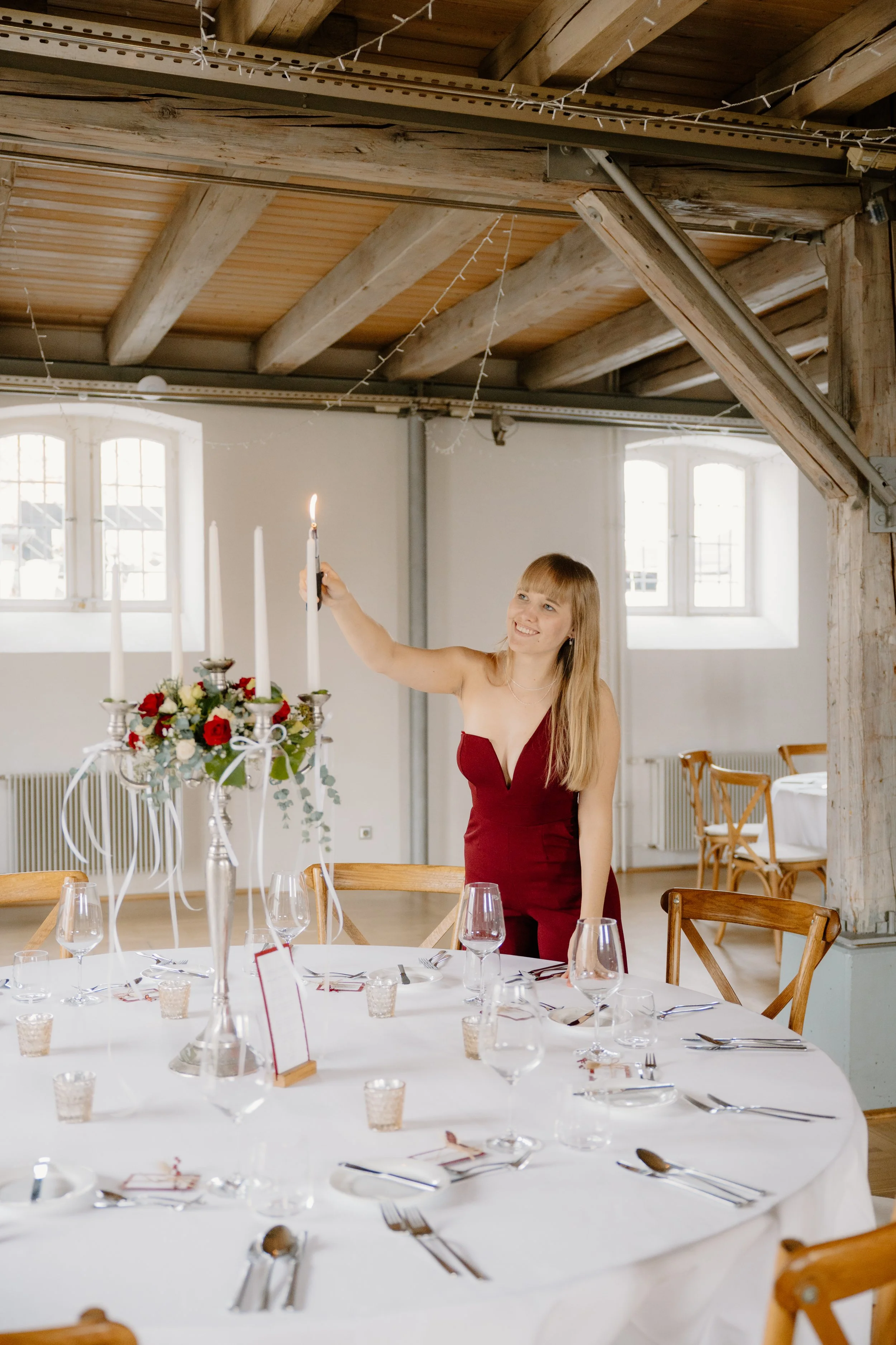 Hochzeitsplanerin bei der Vorbereitung einer Hochzeit als Unterstützung bei der Hochzeitsdekoration