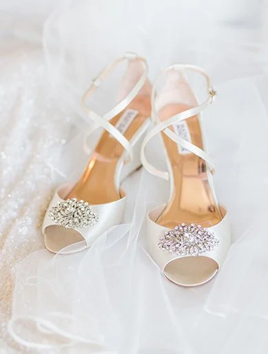 legante weiße Brautschuhe mit Schmuckdetails auf Tüllstoff – stilvolle Hochzeitsinspiration für Accessoires mit Liebe zum Detail.