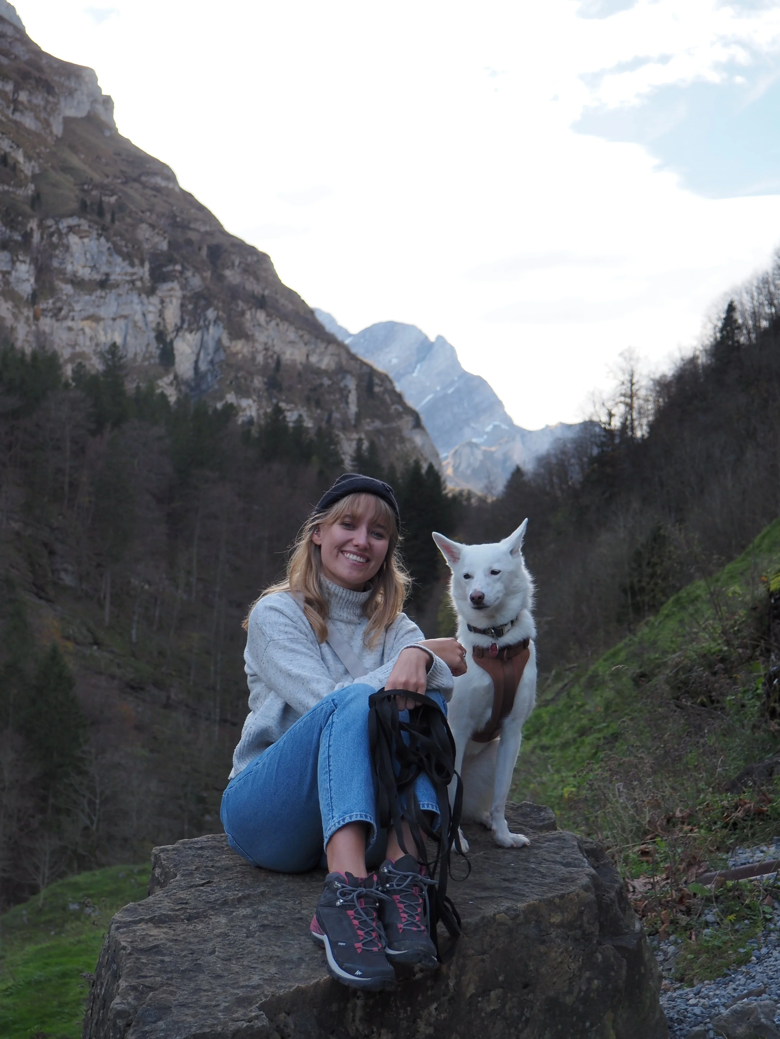 Hochzeitsplanerin Vanessa Schock mit ihrer Hündin Luna inmitten der Schweizer Berglandschaft – naturverbunden, ruhig und voller Vorfreude auf das Leben in St. Gallen.