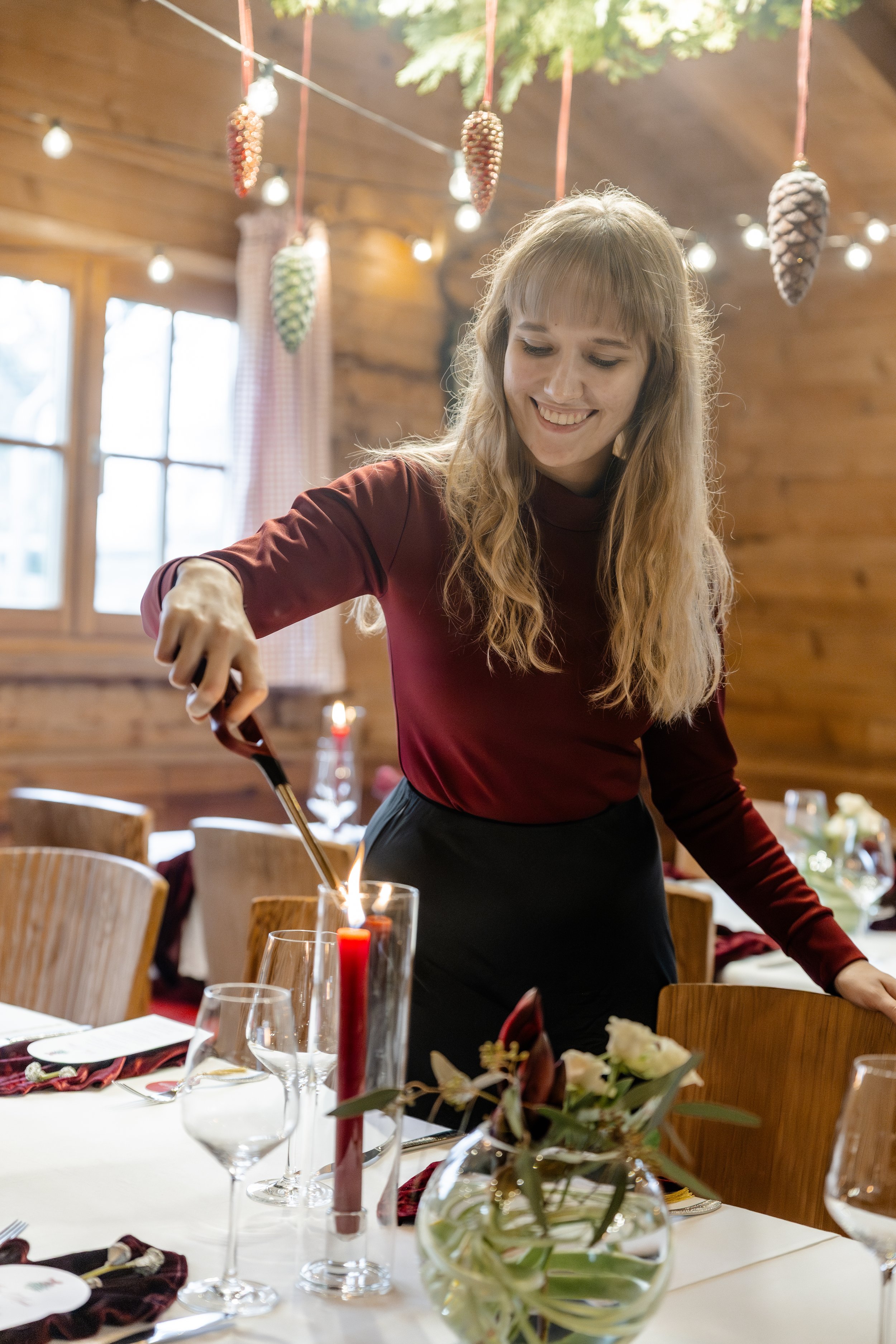Hochzeitsplanerin bei der Dekoration einer Hochzeitslocation einer Winterhochzeit