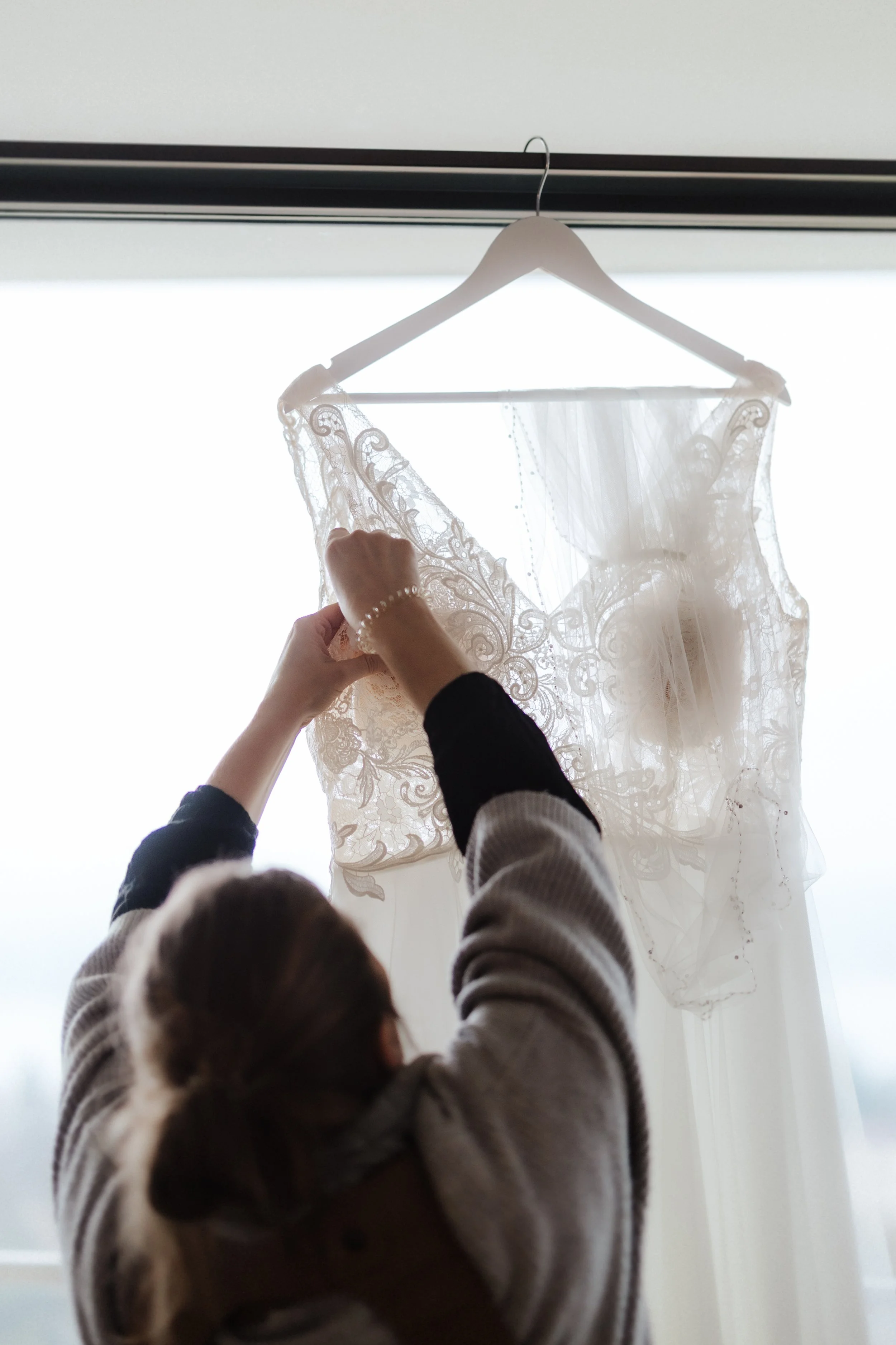 Vorbereitung des Brautkleids am Hochzeitstag