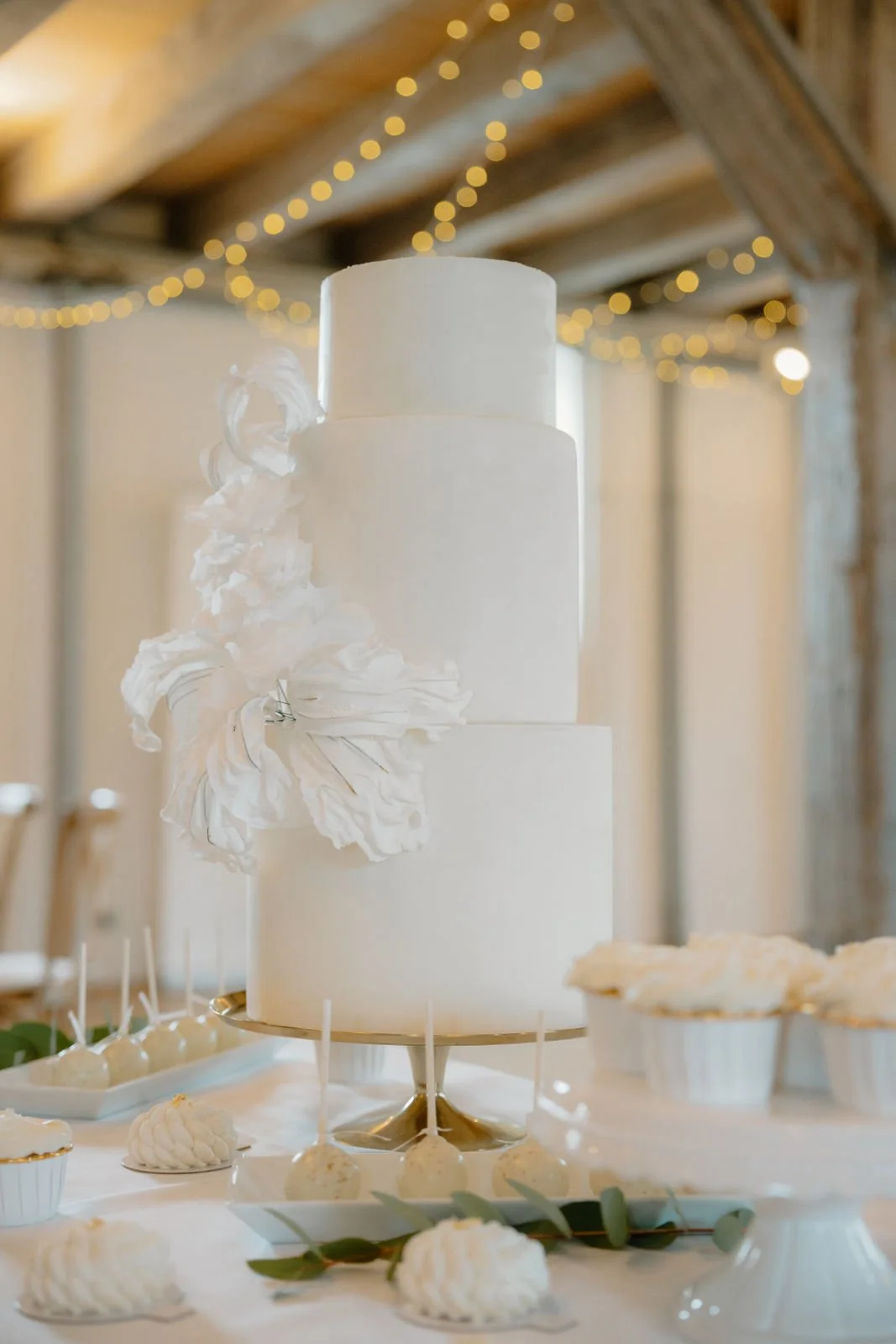 Weiße dreistöckige Hochzeitstorte