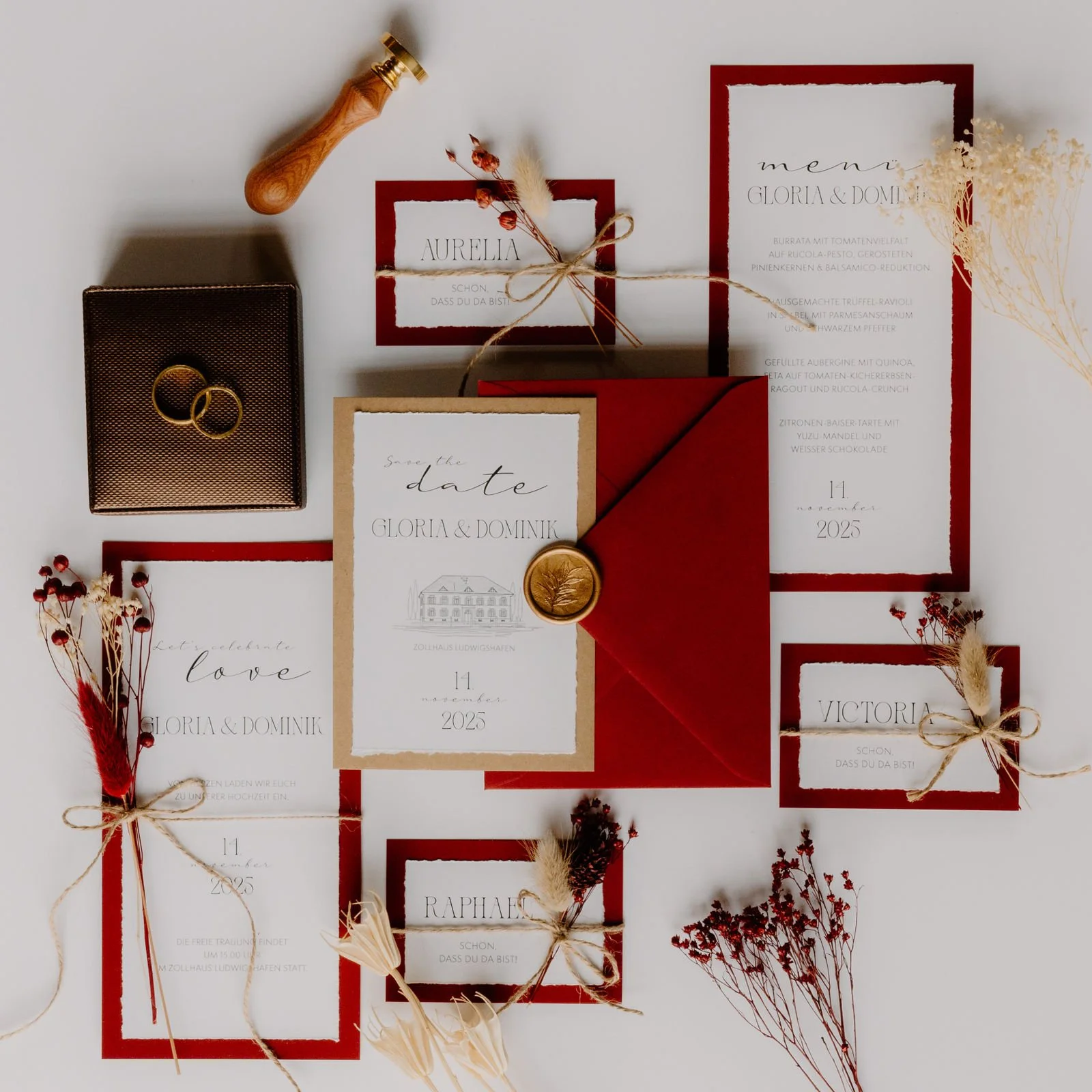 Flatlay von individueller, hochwertiger Hochzeitspapeterie inklusive Blumendetails