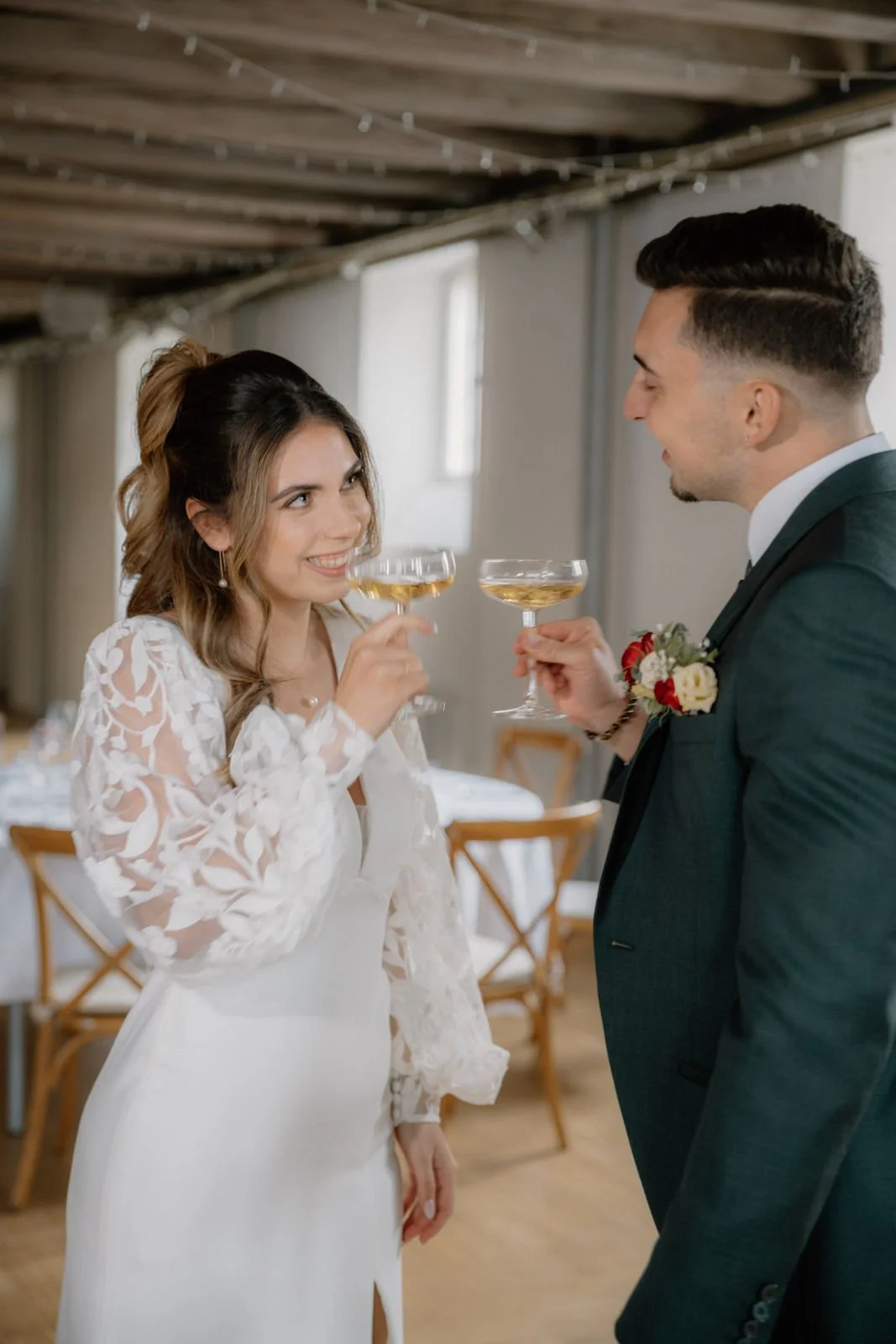 Braut und Bräutigam stoßen bei ihrer Hochzeit mit Champagner an