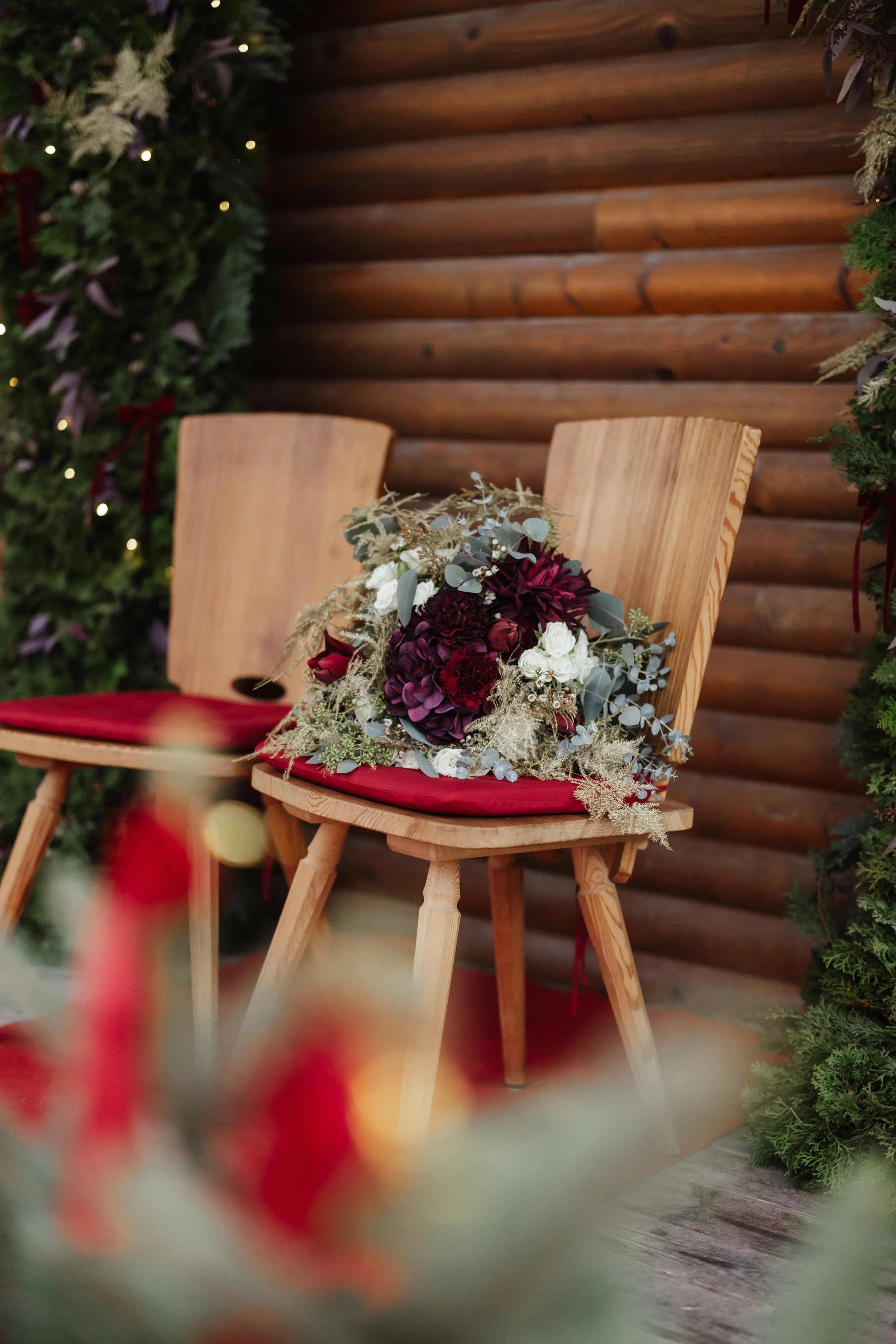 winterlicher Brautstrauß als Hochzeitsdetail bei einer Trauung
