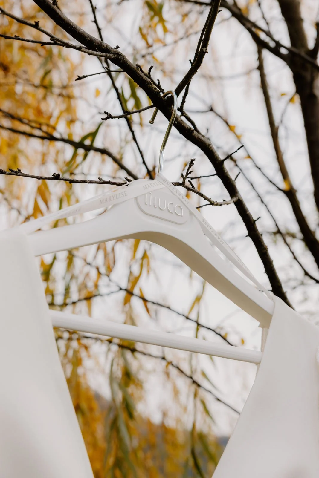 Detailaufnahme von einem Brautkleid auf einem Kleidungsbügel.