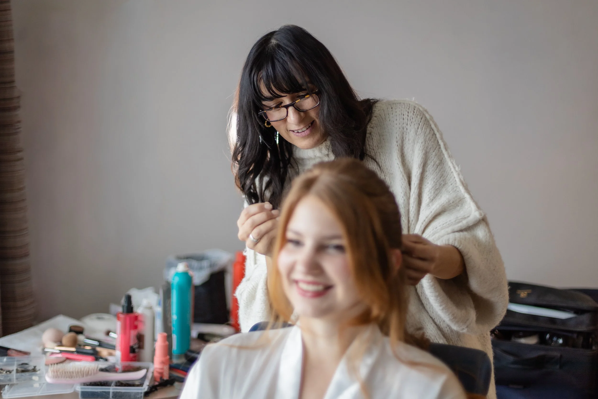 Brautvorbereitungen am Hochzeitstag durch Stylistin