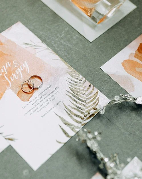 Hochzeitskarte mit Eheringen, Schmuckdetails und Kerze – liebevoll gestaltete Papeterie für eure Trauung in der Schweiz oder am Bodensee.