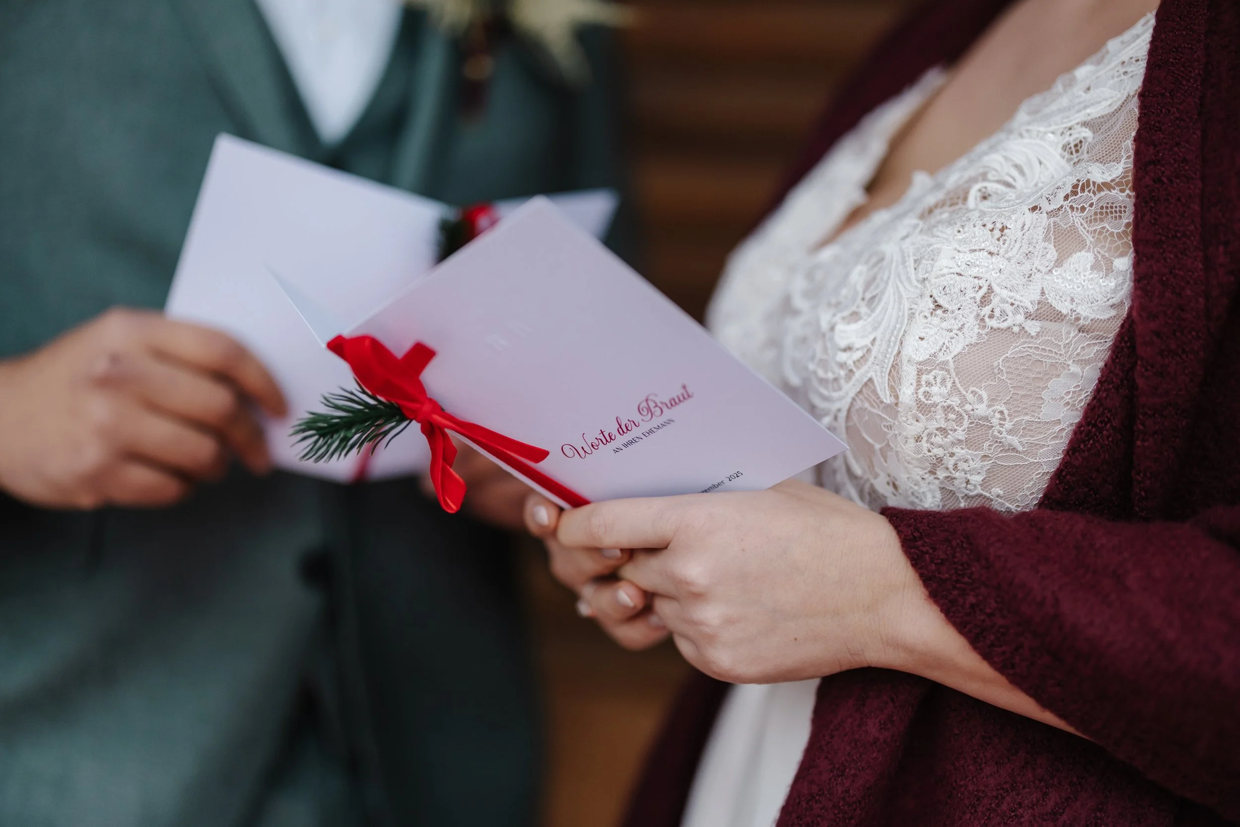 Nahaufnahme eines Brautpaares mit ihren Ehegelübde 