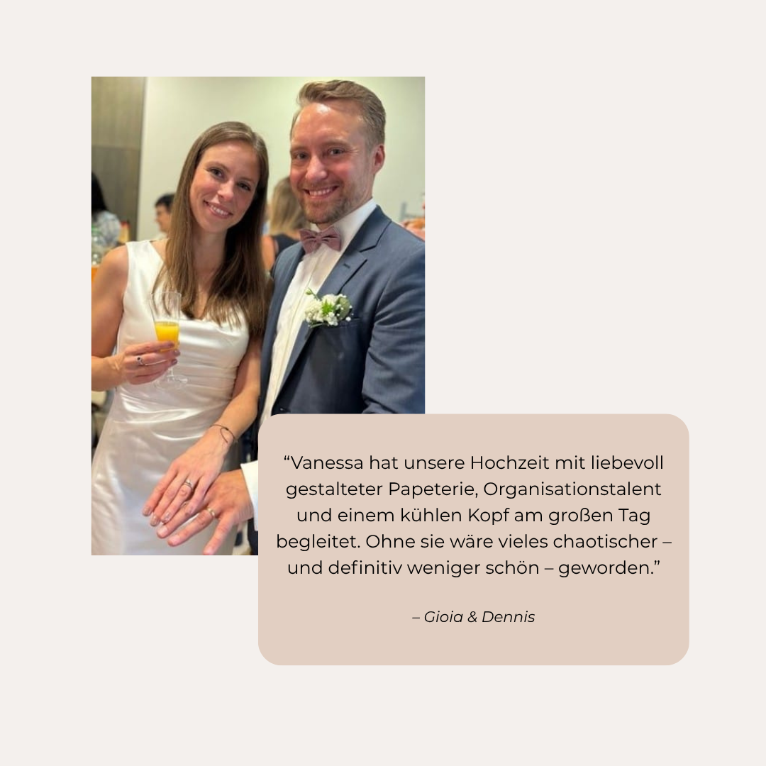 Ein lachendes Paar bei einer Hochzeit, der Mann trägt einen Anzug mit Fliege, die Frau ein weißes Kleid, im Hintergrund sind weitere Gäste bei einer Feier.