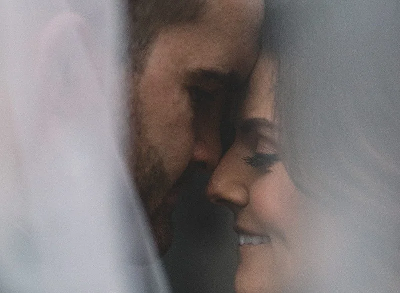  Inniger Moment eines verliebten Paares mit geschlossenen Augen – emotionale Hochzeitsfotografie mit Gefühl und Nähe.