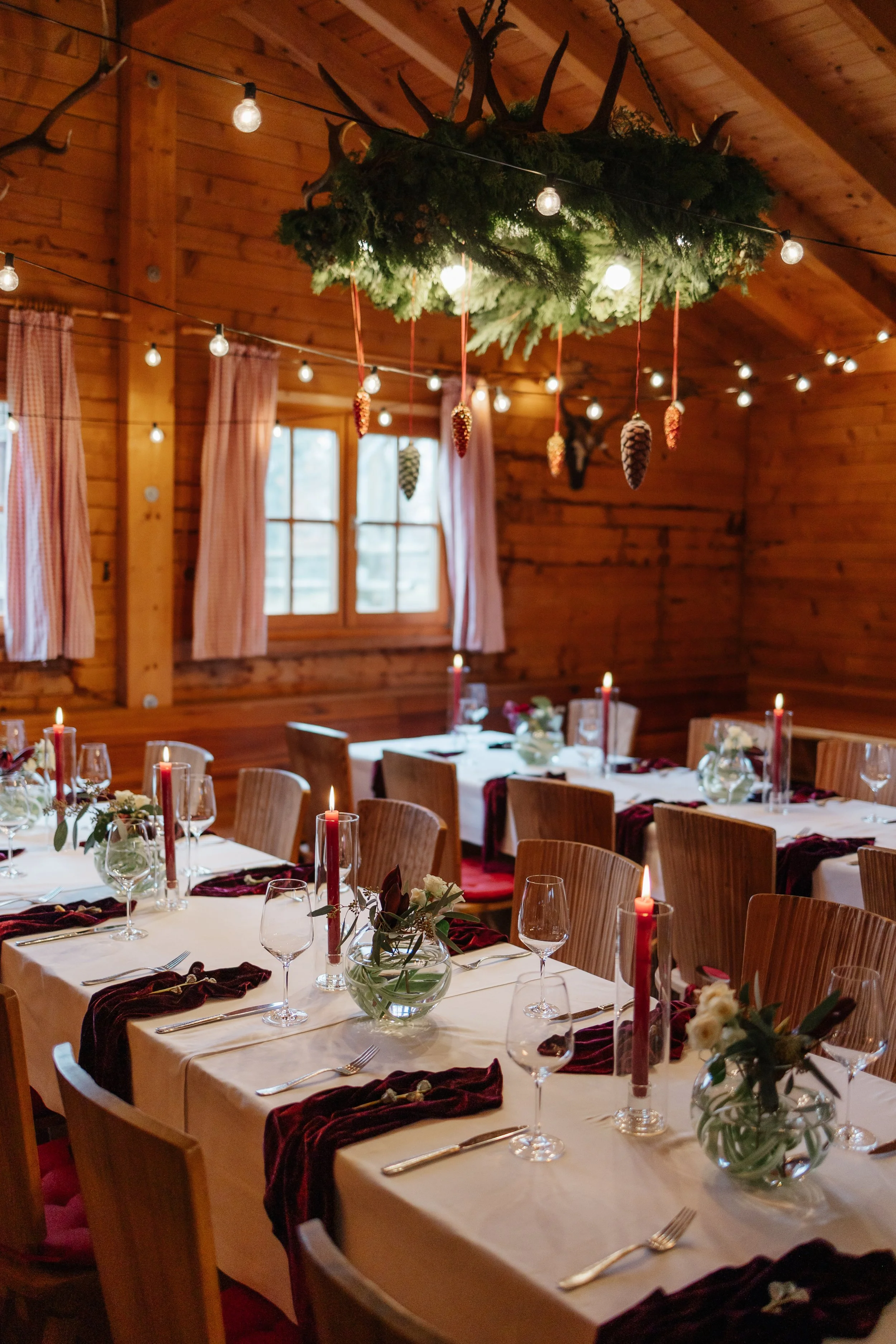 Festlich dekorierte Hochzeitslocation als Winterhochzeit
