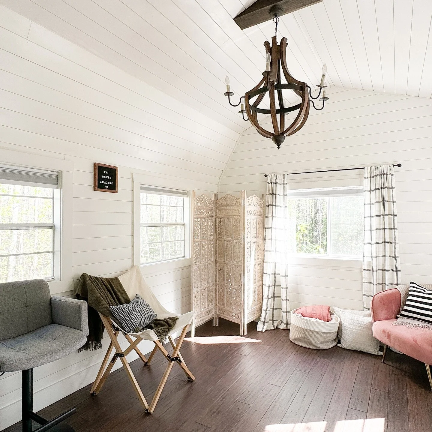 Studio Rentals ‼️ The Little Black Barn opens for the season in a few weeks! Photographers, creatives, podcast pals: If you&rsquo;re looking for a cute + cozy space to create your craft, I&rsquo;d love to host you! Open from May-Oct, tucked in the wo