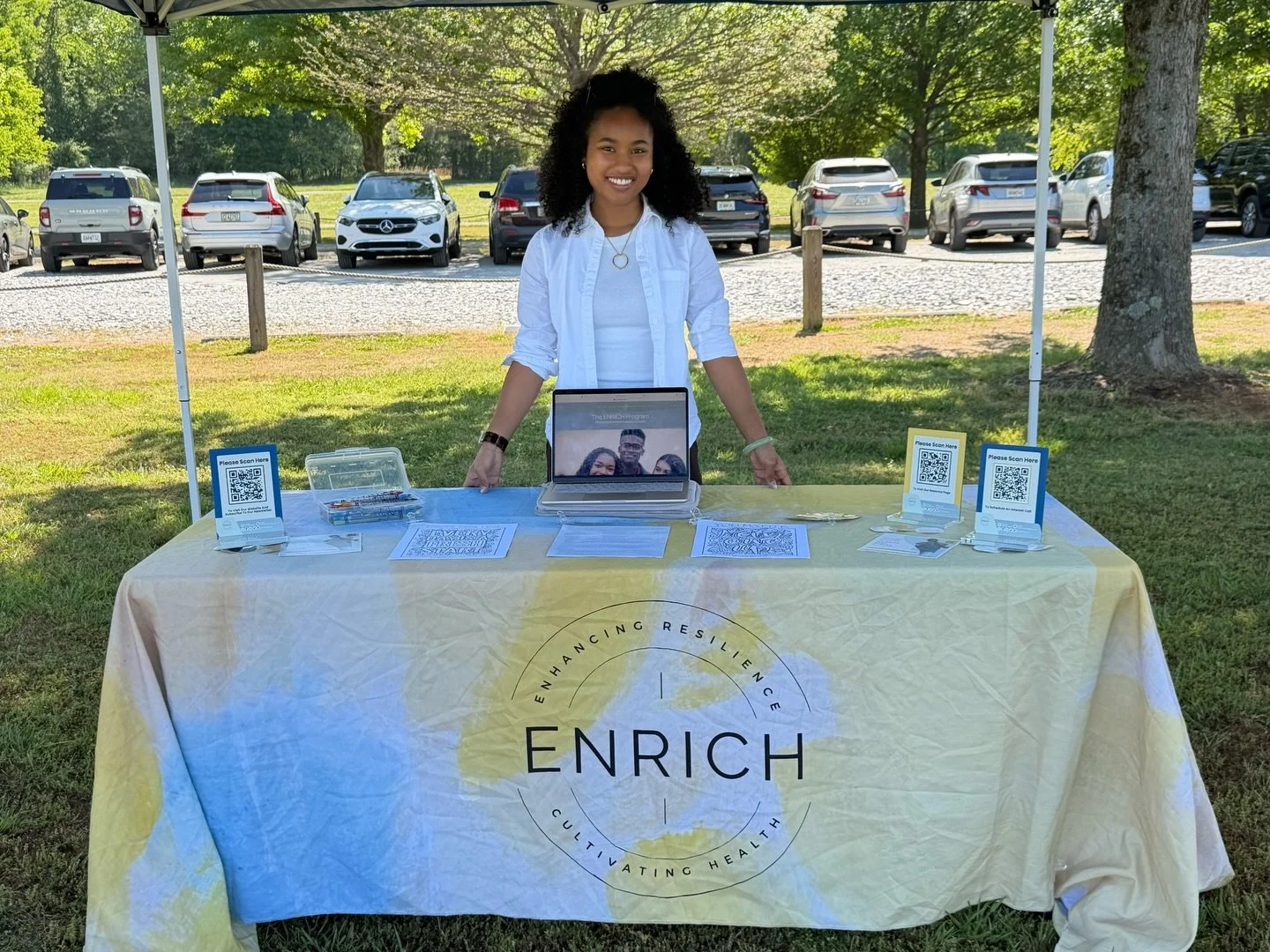 The ENRICH team had an amazing time tabling at the annual @soarfamily_support Kite Festival&mdash;such a meaningful opportunity to connect with the community! 💙🪁