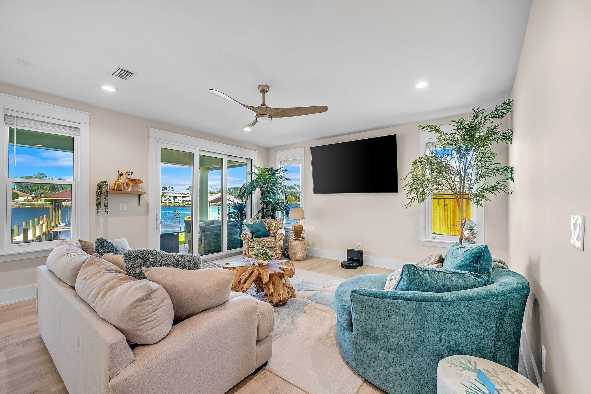 8-web-or-mls-7206 S Lagoon Dr-18.jpg