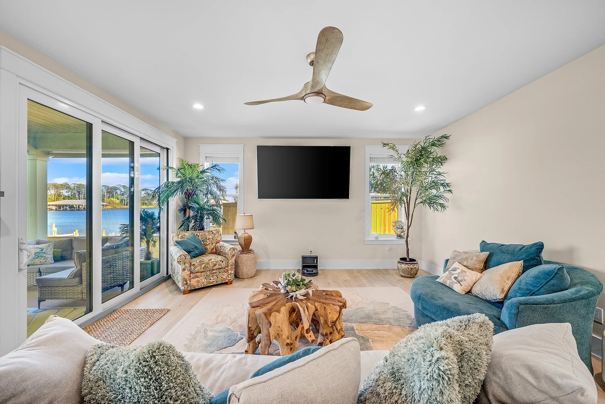 9-web-or-mls-7206 S Lagoon Dr-19.jpg