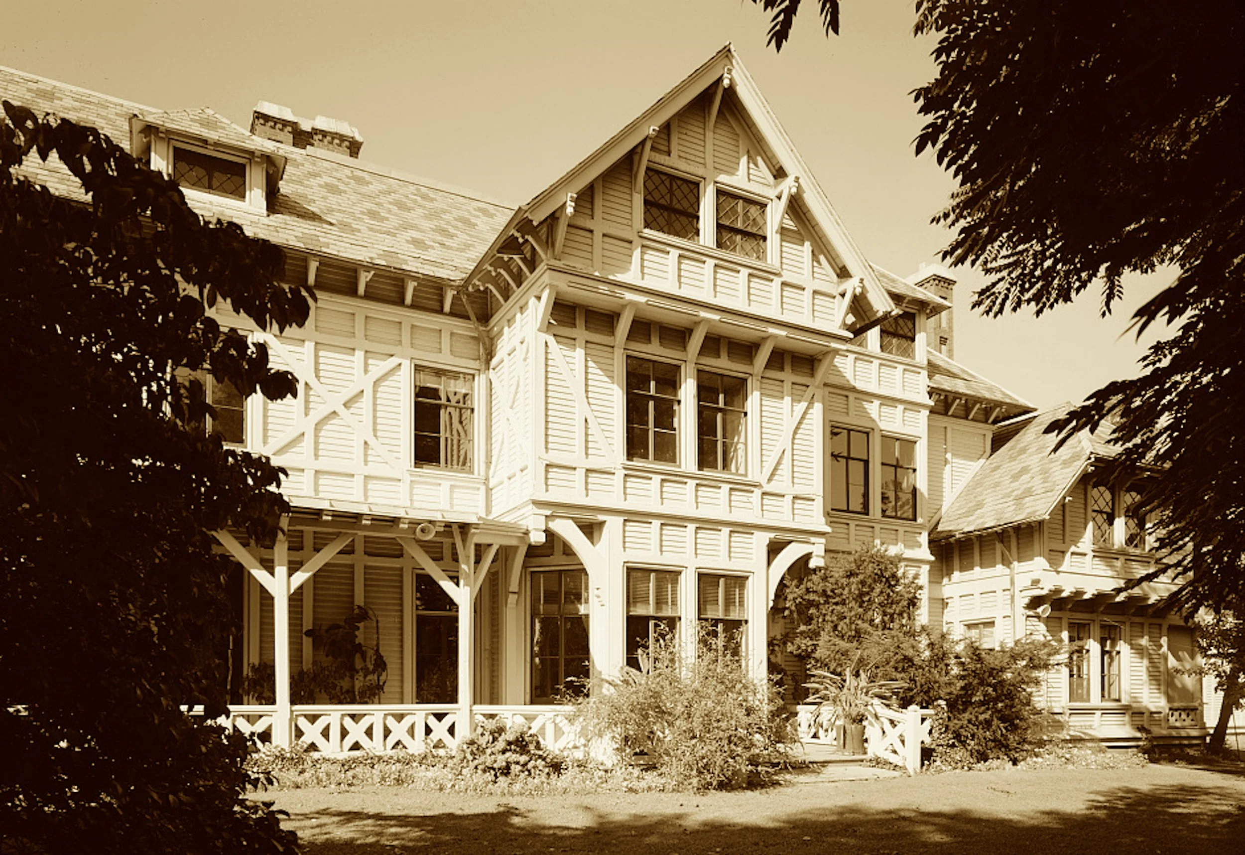 With sugar, tea, and China’s gold,
The Griswolds rose, their stories bold—
In Stick-style wood both trim and cold.
Now brushes paint where profits swayed,
An artist’s home where lines cascade—
And Hunt’s first Newport plan was laid.