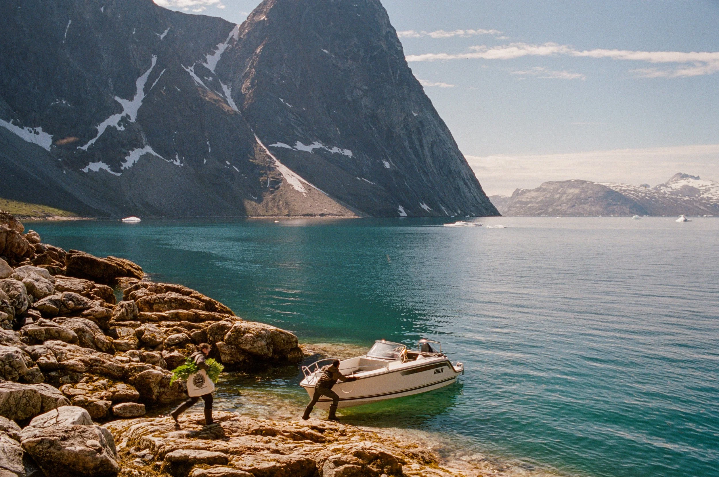 Nuuk_Patrick & Nadia Load Boat (1 of 1).jpg