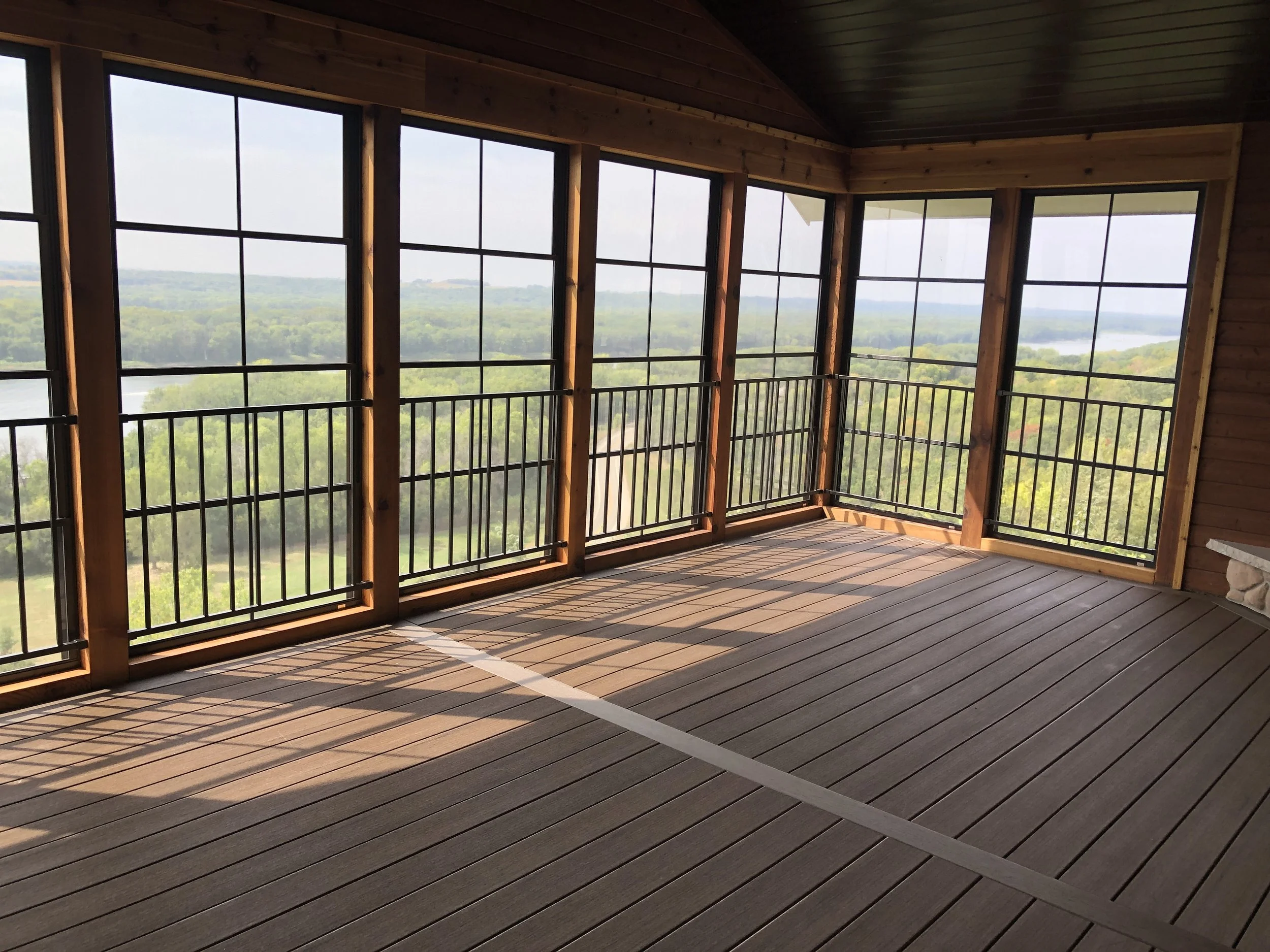 Oranssi carpenter using bench saw