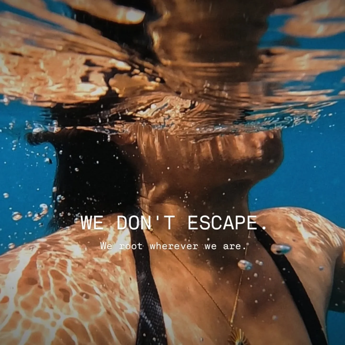 A dist&acirc;ncia n&atilde;o muda a hist&oacute;ria 🌍 Por mais que queiramos, nunca escapamos de onde estamos na vida. 

Viajamos e ganhamos a oportunidade de l&ecirc;-la de outro lugar. Muda o campo e algo se revela. 

E s&oacute; encontramos o que