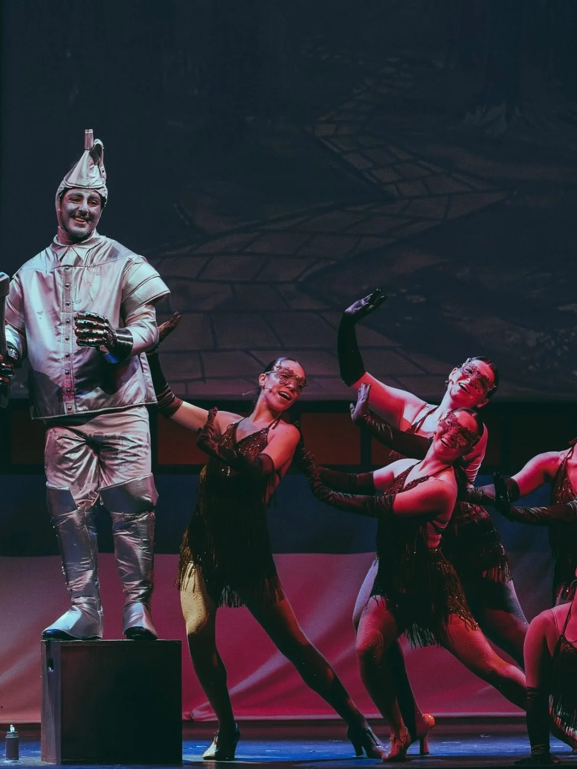 Be honest who&rsquo;s a better tin man - @michaelantshapiro or me in the 2nd grade 🪓

Filled with gratitude to be performing this iconic show with this incredible cast. I love you @jojominasi! &amp; thank you to @photosxbyem 🩶