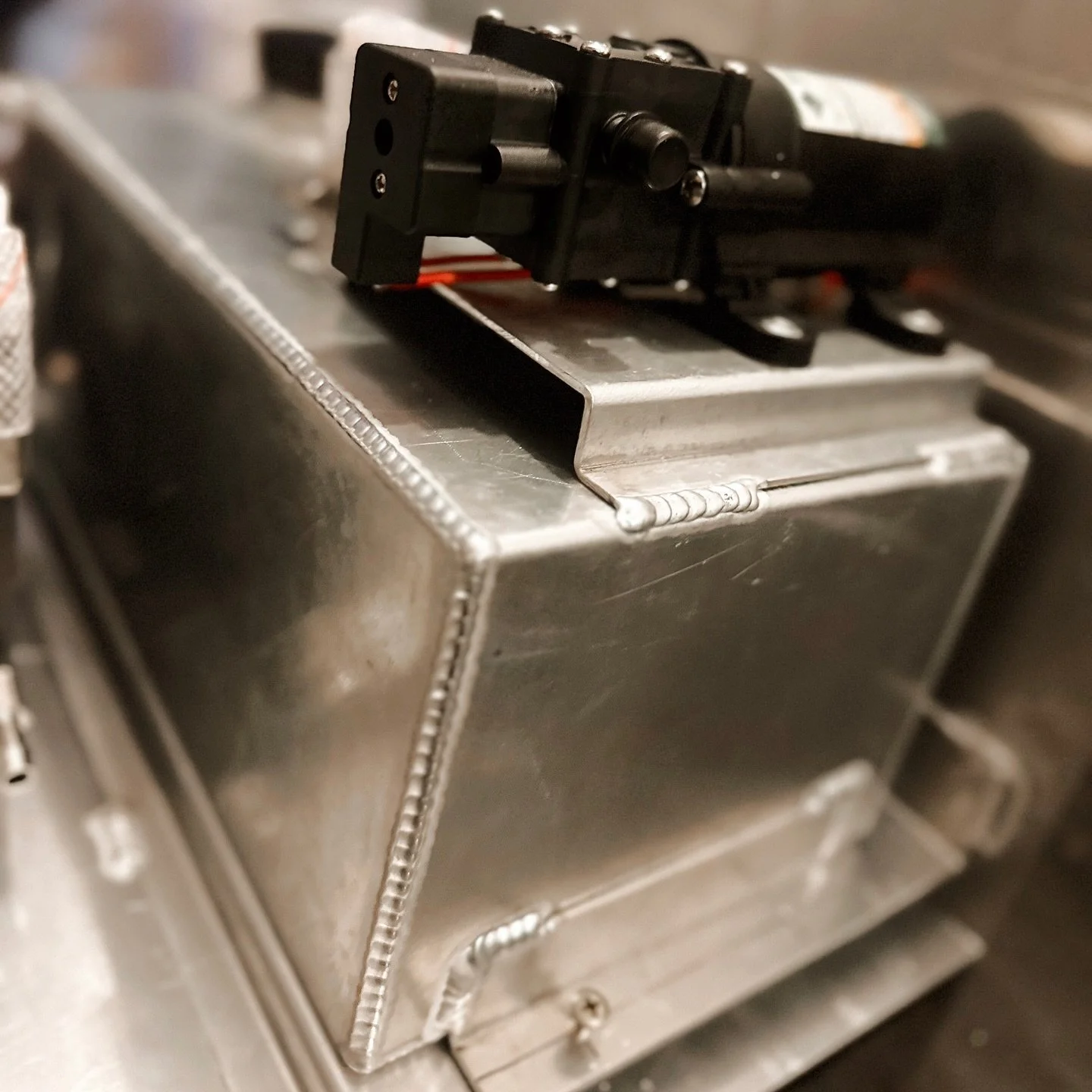 Custom alloy water tank 🤙🏽

#weld #welding #tig #tigwelding #alloy #customfab #customfabrication #weldingtig #weldporn #weldeverydamnday