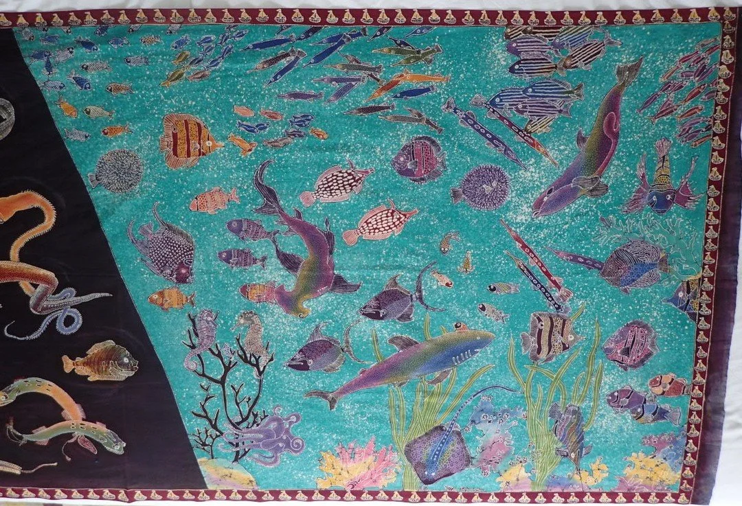 🌊 Iconic fishes spotted in hand-painted Indonesian #batik! Scroll to see which of our quirky ocean stars make an appearance 👀 The artist certainly was inspired by our #IconicFishes 😉.

Feeling inspired? 
🎨 Explore our Inspiration Kit on 👉 www.ic