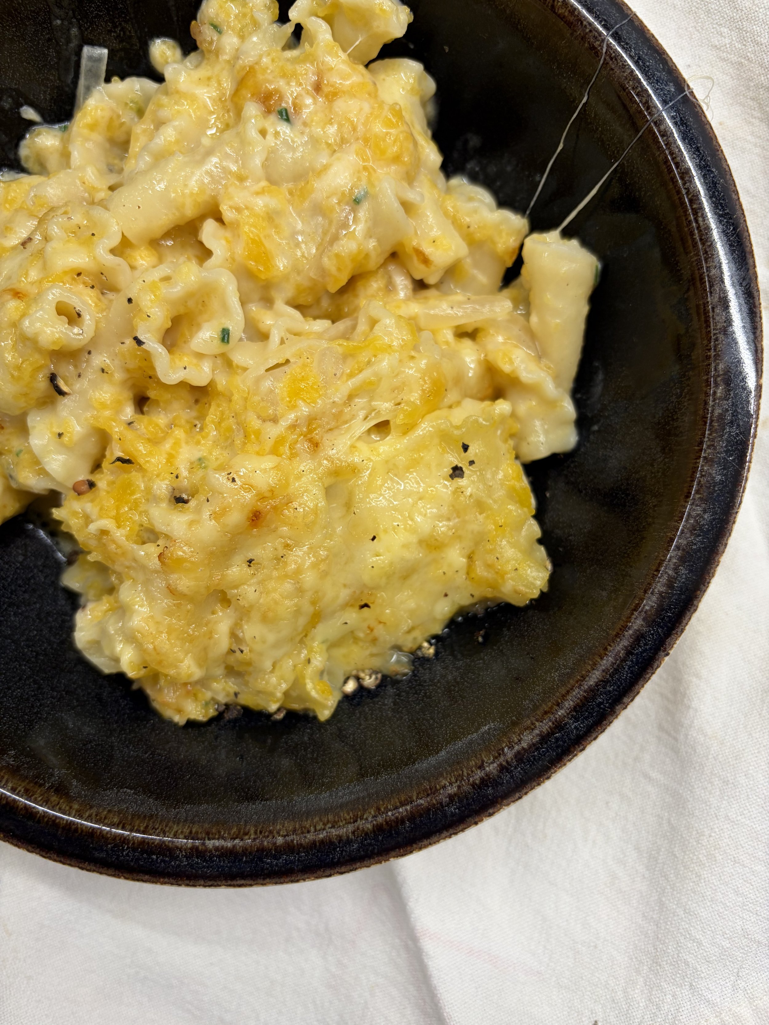 Acorn squash Mac and cheese in a bowl.