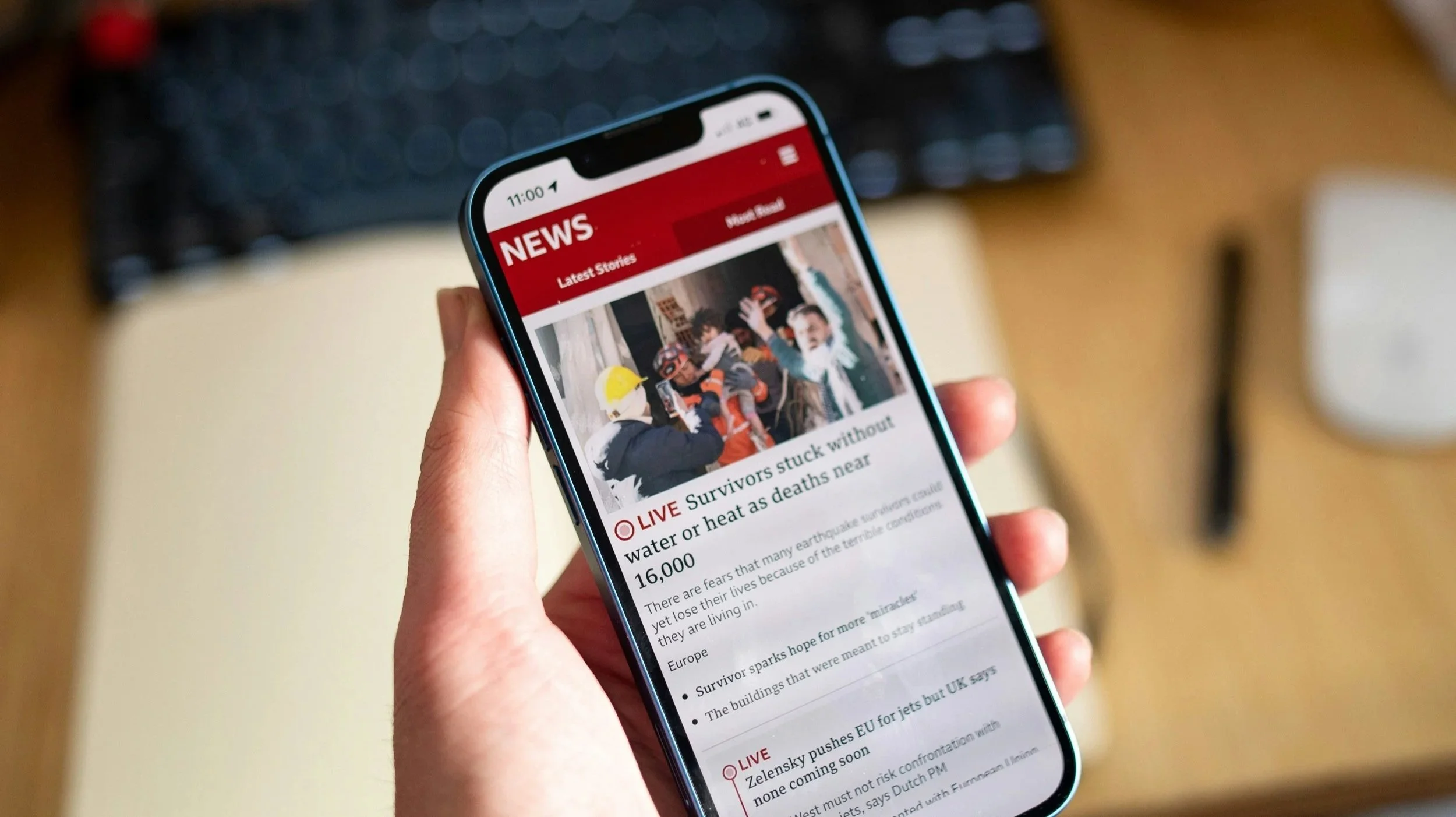 Mobile phone with news coverage