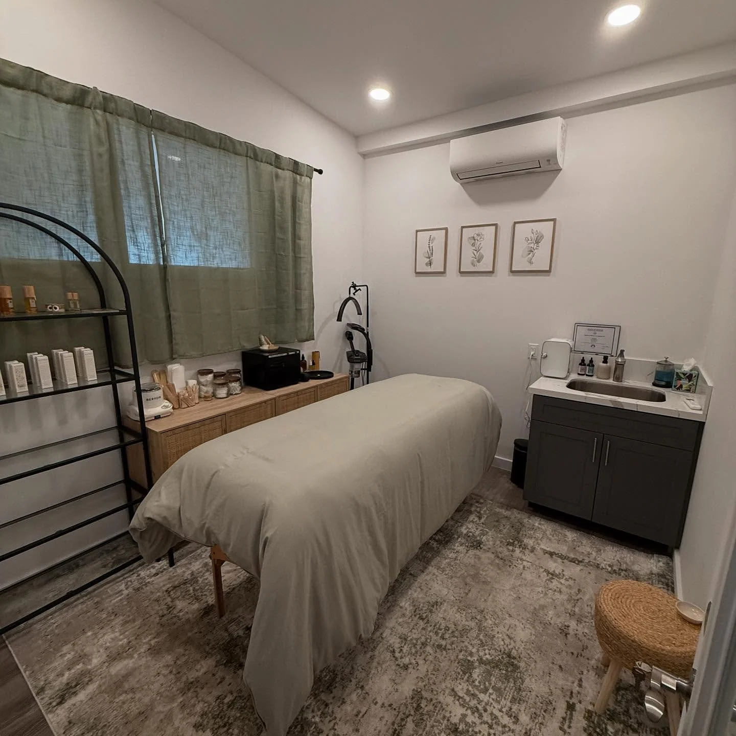 Monday 9:30-12:30
Wednesday 9:30-12:30
Friday 9-4
Sunday by special request 

#kauai #esthetician
