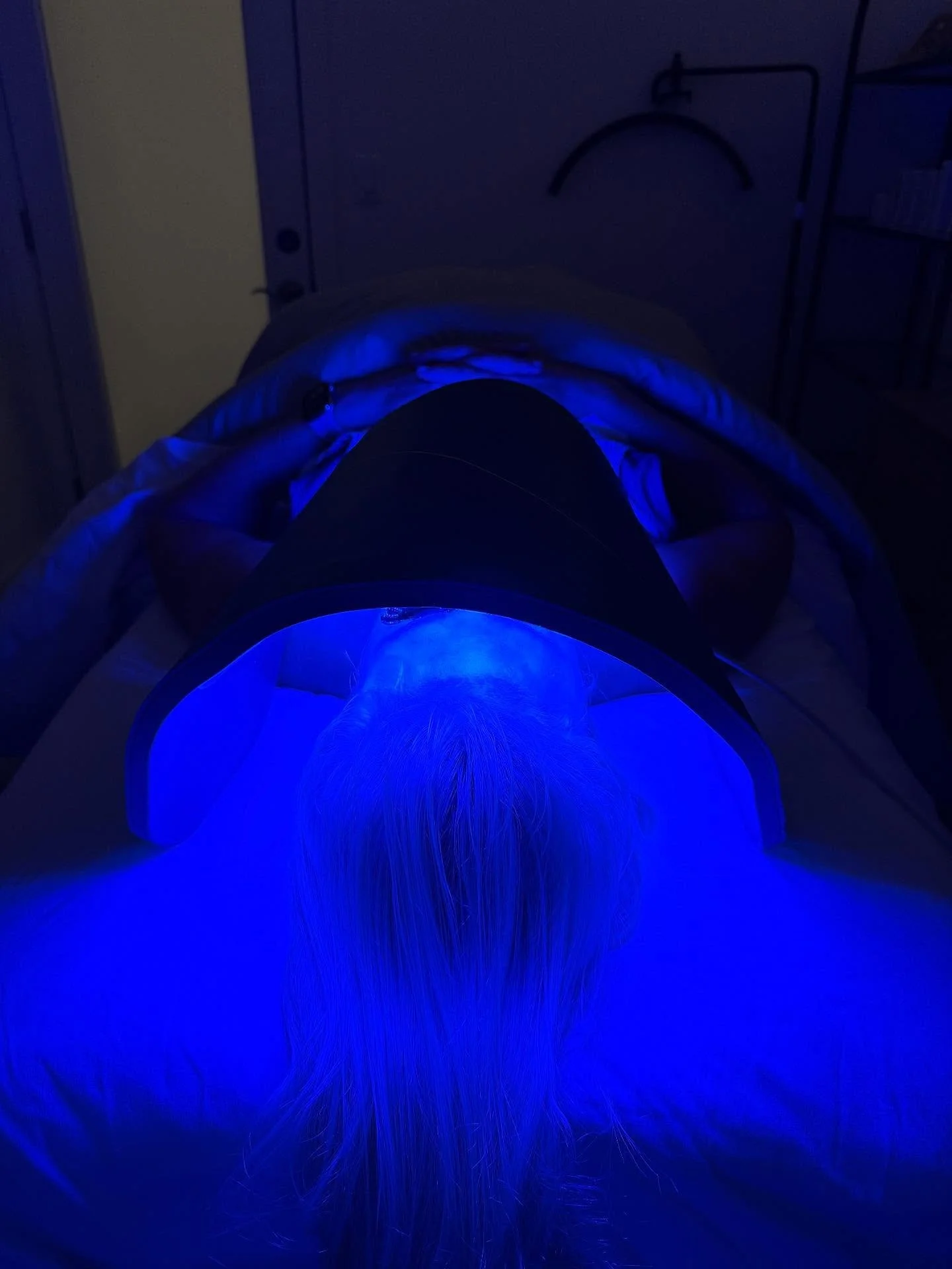 Restore balance and clarity with the power of blue light. 💫 This soothing therapy calms inflammation, clears congestion, and nurtures your skin&rsquo;s natural harmony.