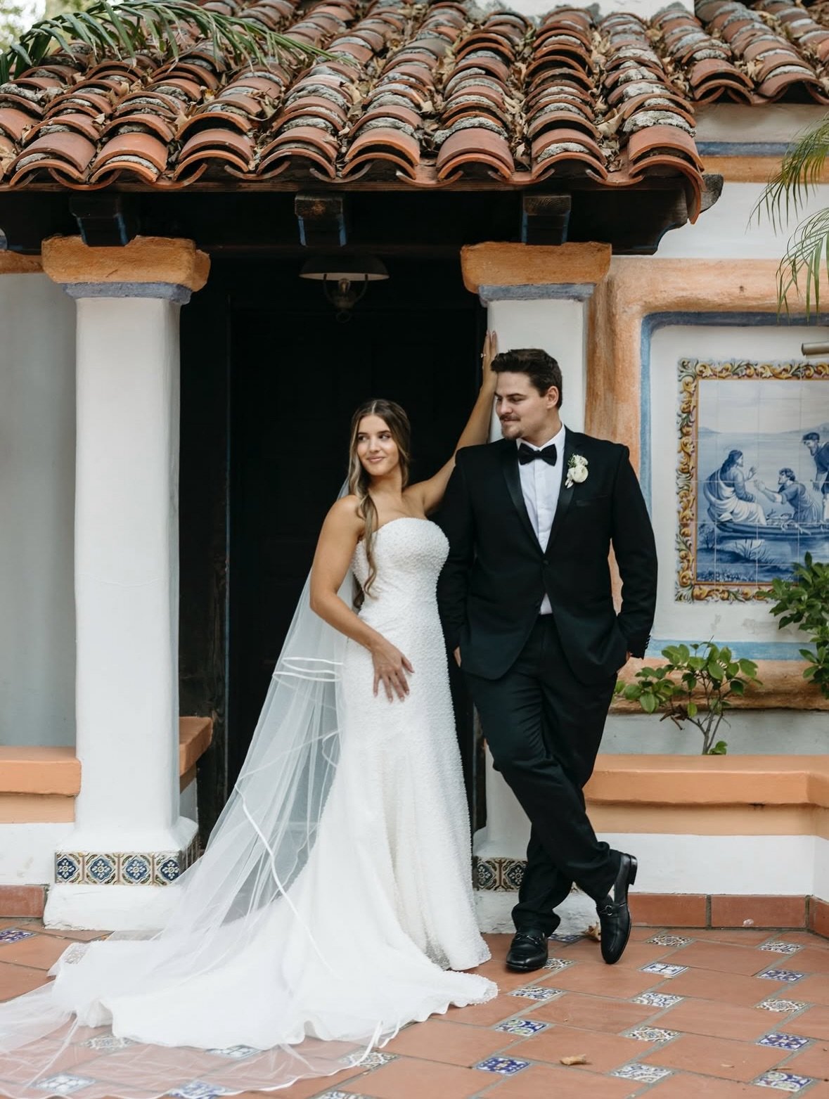 Forever framed in old-world romance 🕊️✨&thinsp;A timeless silhouette, a sweeping veil, and a love story that feels effortlessly iconic. // Emma &amp; Jordan&thinsp;
&thinsp;
📍: @rancholaslomas&thinsp;
💐: @floralfilosophy&thinsp;
🍽️: @24carrotscat