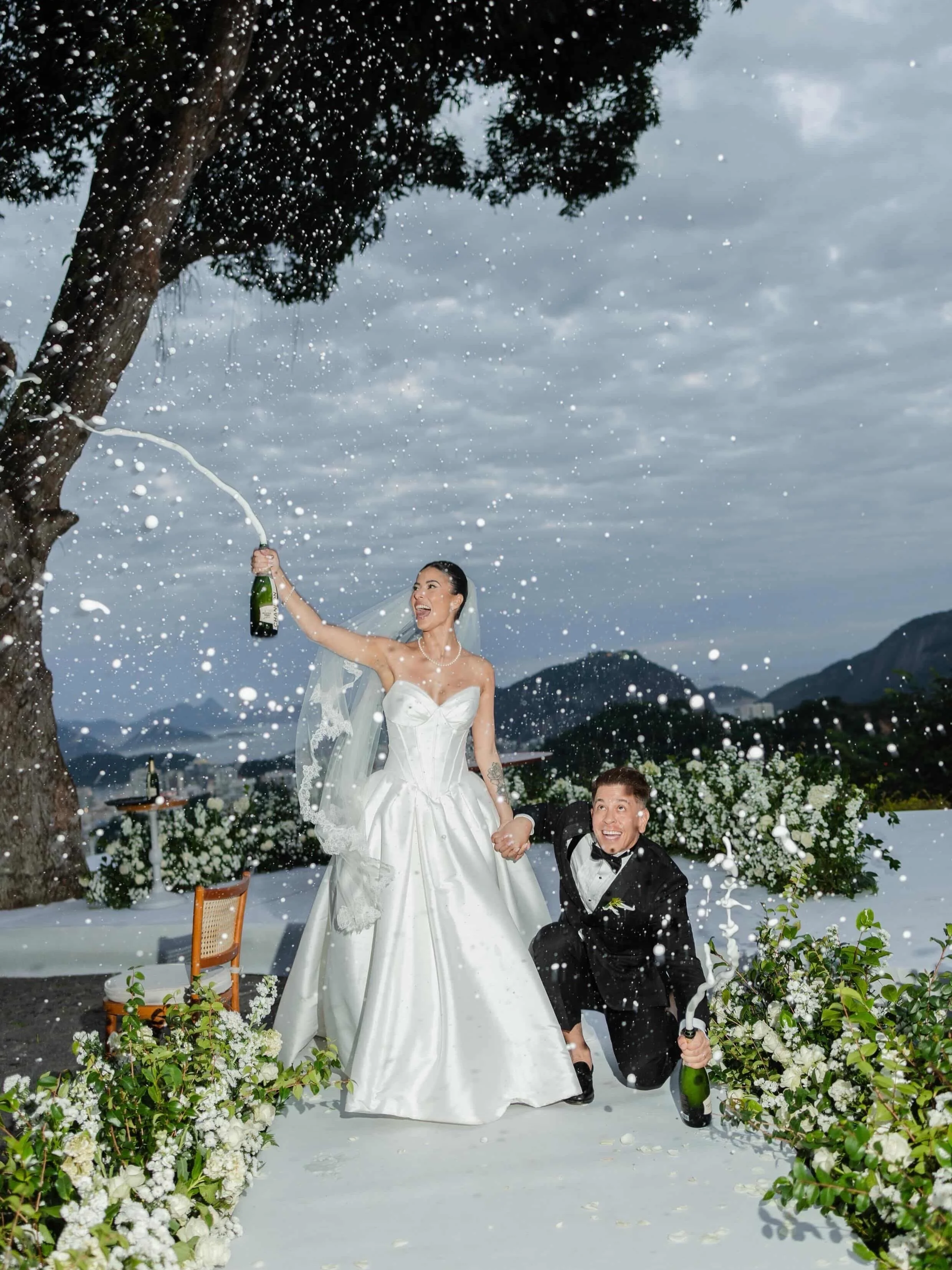 Champagne showers &amp; just married energy ✨🥂&thinsp;
&thinsp;
- Vendors -&thinsp;
Bride @kahalvares&thinsp;
Local @mansaoalvite&thinsp;
Beauty @necessaire_fashion&thinsp;
Planner @robertaaraujoassessoria&thinsp;
Photo @fgoncalvesfotografia&thinsp;