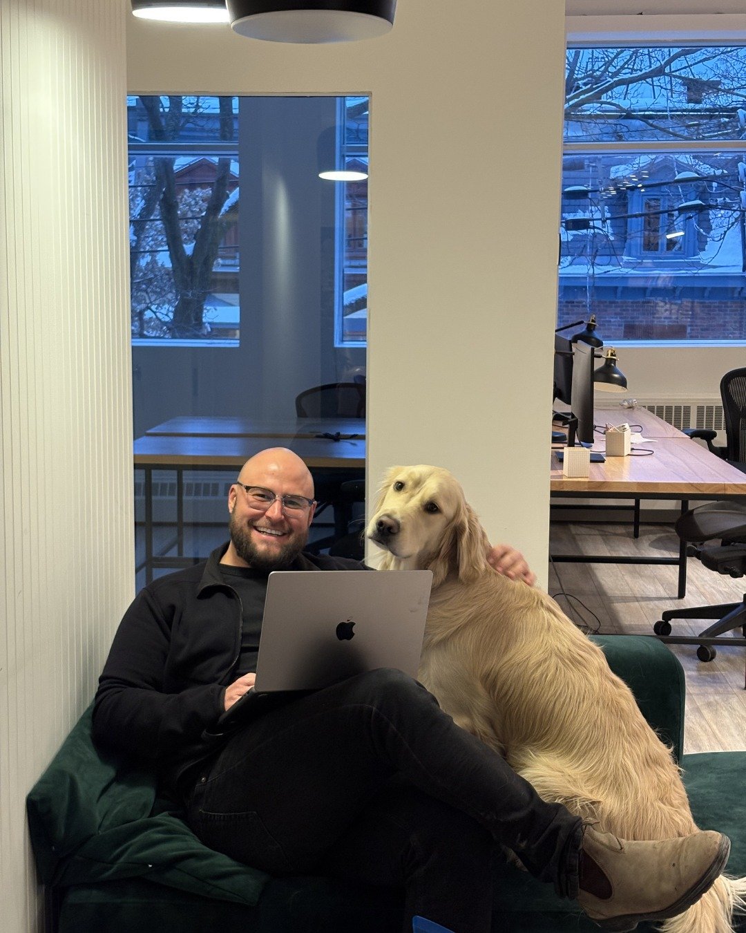 Derni&egrave;rement chez Canid&eacute;:

-  @_alexstjean qui profite du coin Canid&eacute; pour r&eacute;pondre &agrave; quelques courriels, avec la supervision de Monsieur. 💻🐶
- La vue de notre tout nouveau gym! 🏋️&zwj;♀️
-Notre &eacute;change de