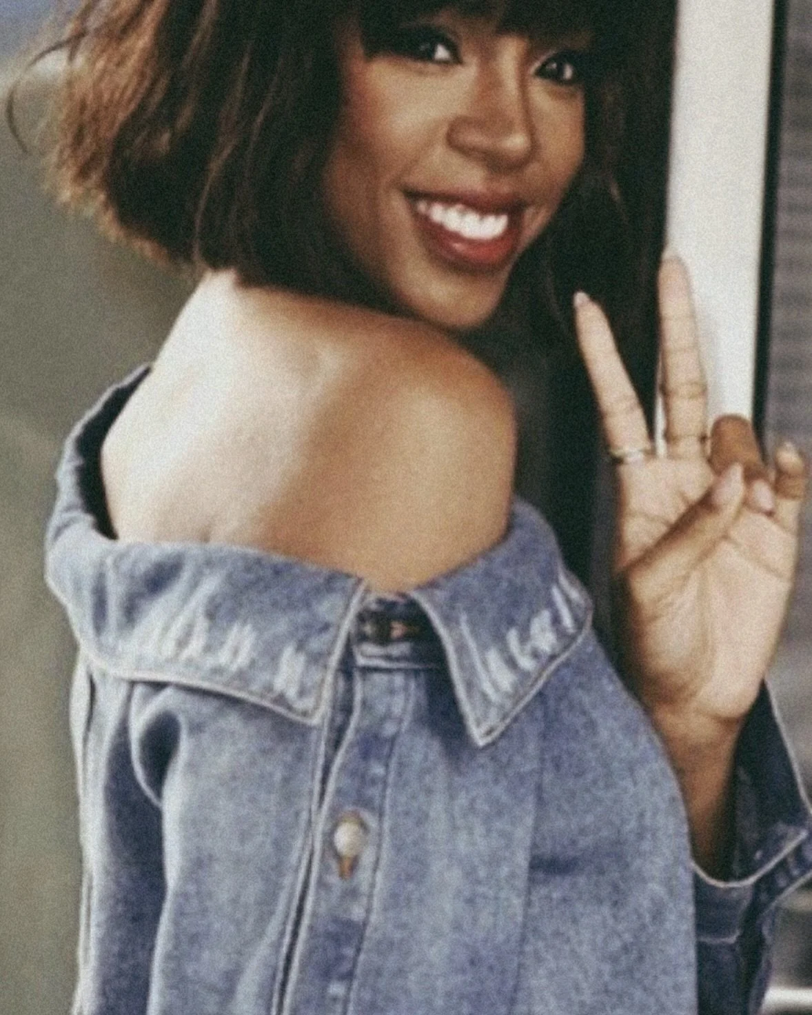From the archives: Textured bob for @kellyrowland 
For: NYC @whoababy book tour.

Styling tools: @ghdhair flat iron waves
Product: @oribe dry texturizing spray 
@bumbleandbumble brilliantine