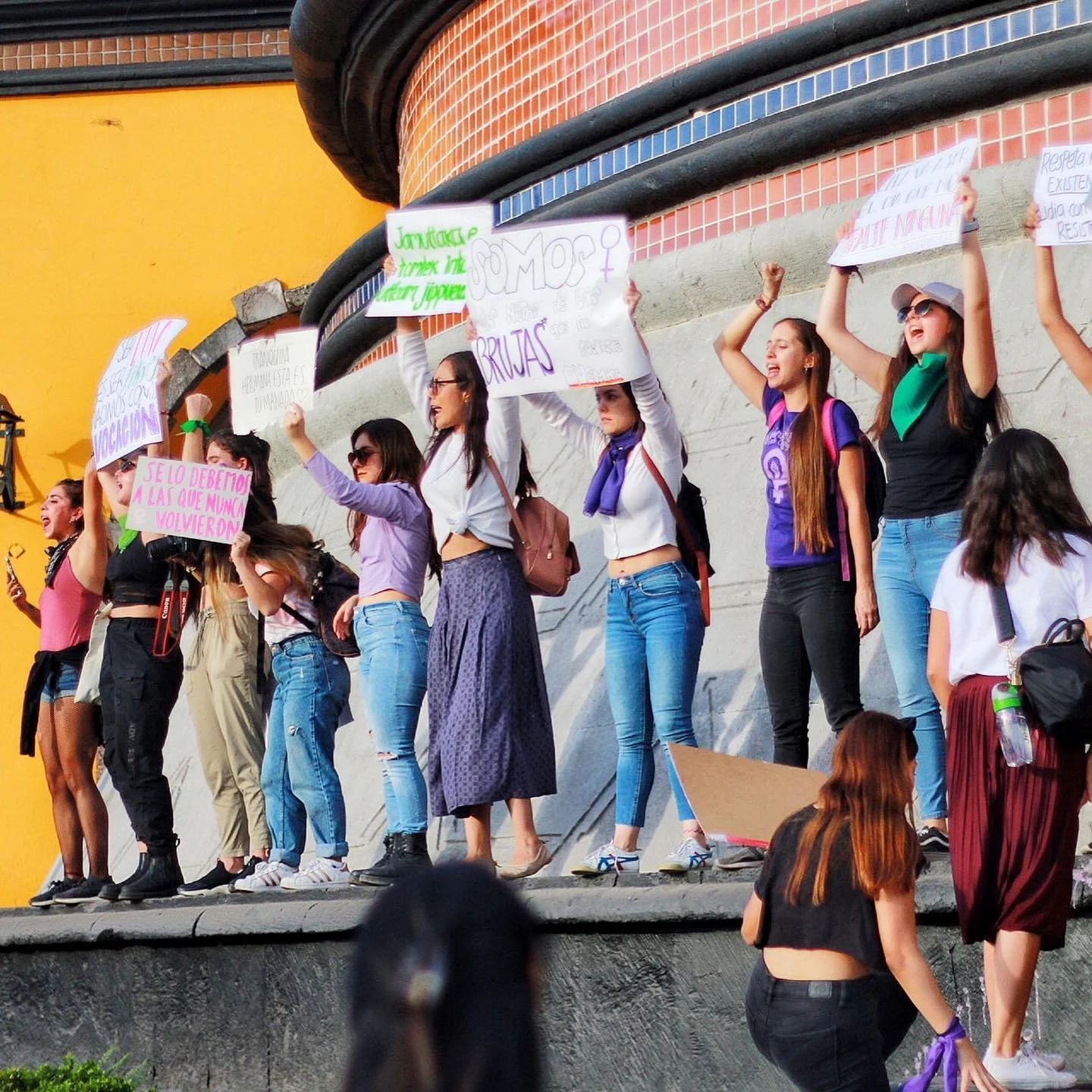 #8M 
Los c&aacute;nticos se escuchaban a cuadras antes de llegar a plaza constituci&oacute;n, la piel chinita, y el sentimiento en el coraz&oacute;n, algo impresionante, aqu&iacute; seguimos con en la lucha, a pie de ca&ntilde;&oacute;n, hermanas 👯&