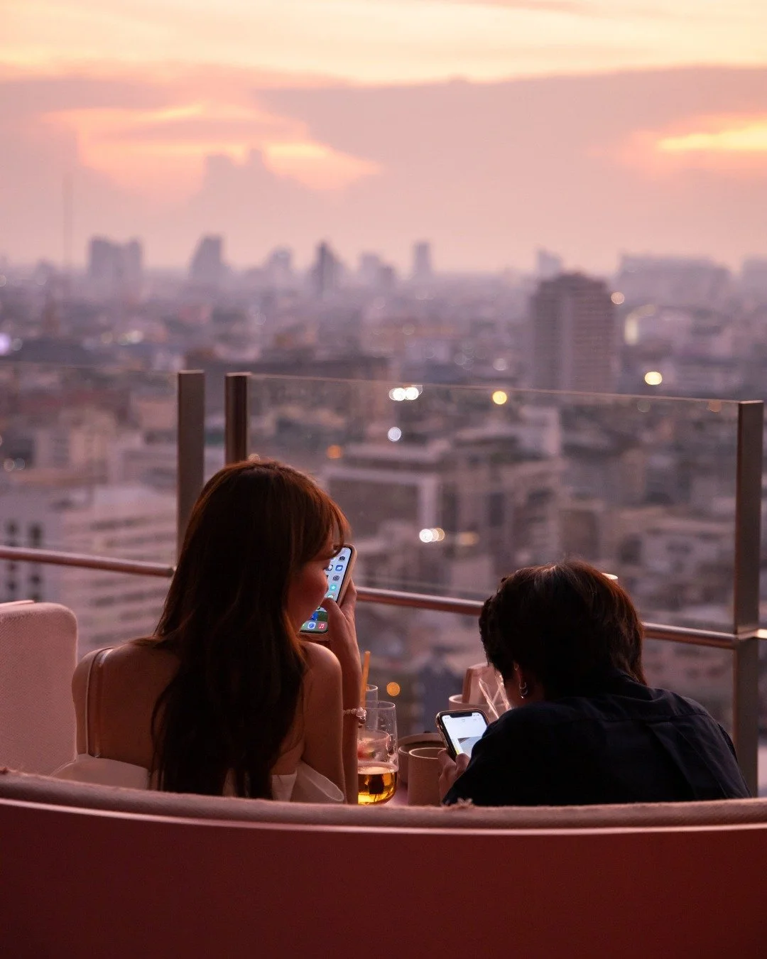 Evening falls and the city stretches out ahead. Moments like this happen effortlessly, with good company, a rooftop view, and the night just beginning.

🔗 Reserve your spot via link in bio
💬 LINE paradiselost for more info

#EveningOnTheRooftop #Ci