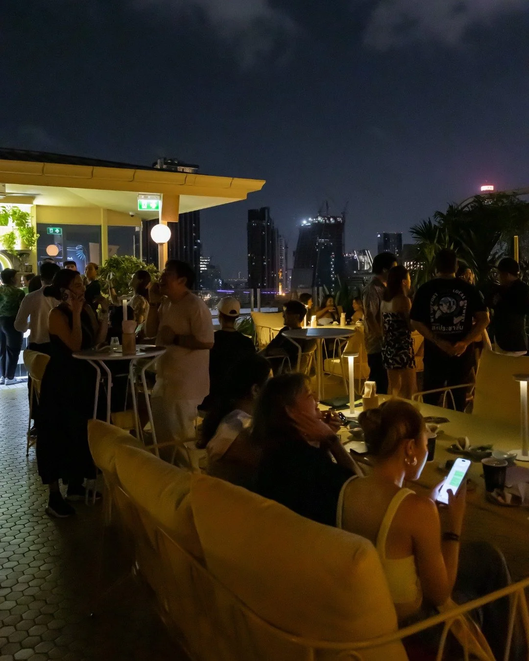 The city&rsquo;s alive, the rooftop&rsquo;s buzzing, and every table is part of the scene.

Good vibes, great drinks, and the skyline doing its thing. Nights at Paradise Lost never feel ordinary. 

🔗 Book your spot now via link in bio.
💬 LINE: para