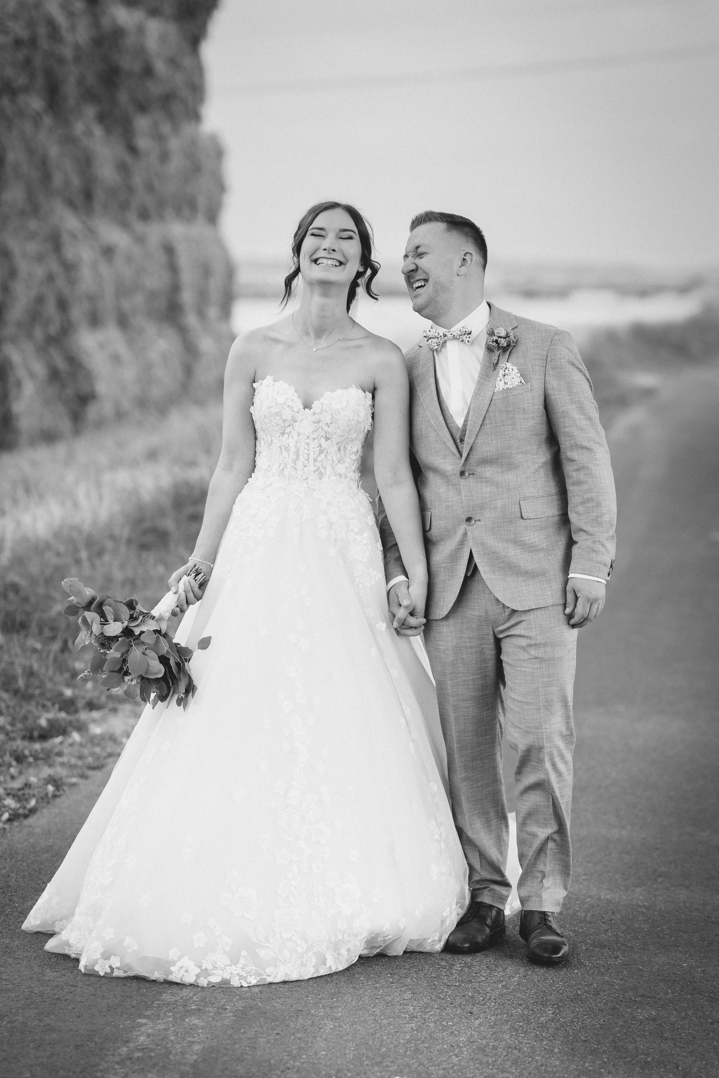 lachendes Brautpaar in der Natur