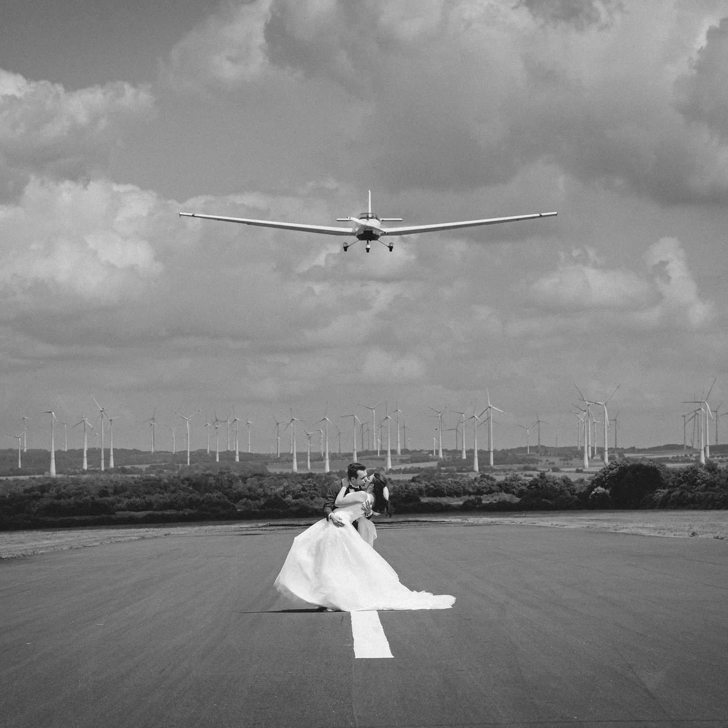 Fliegen hei&szlig;t loslassen und Vertrauen.
Da gibt es einige Parallelen zur Hochzeit. Und wenn der Br&auml;utigam Pilot ist (Spoiler: Ist er!) wirkt ein Bild wie dieses noch symbolischer. Super f&uuml;r mich, der lieber auf dem Boden bleibt, dass w