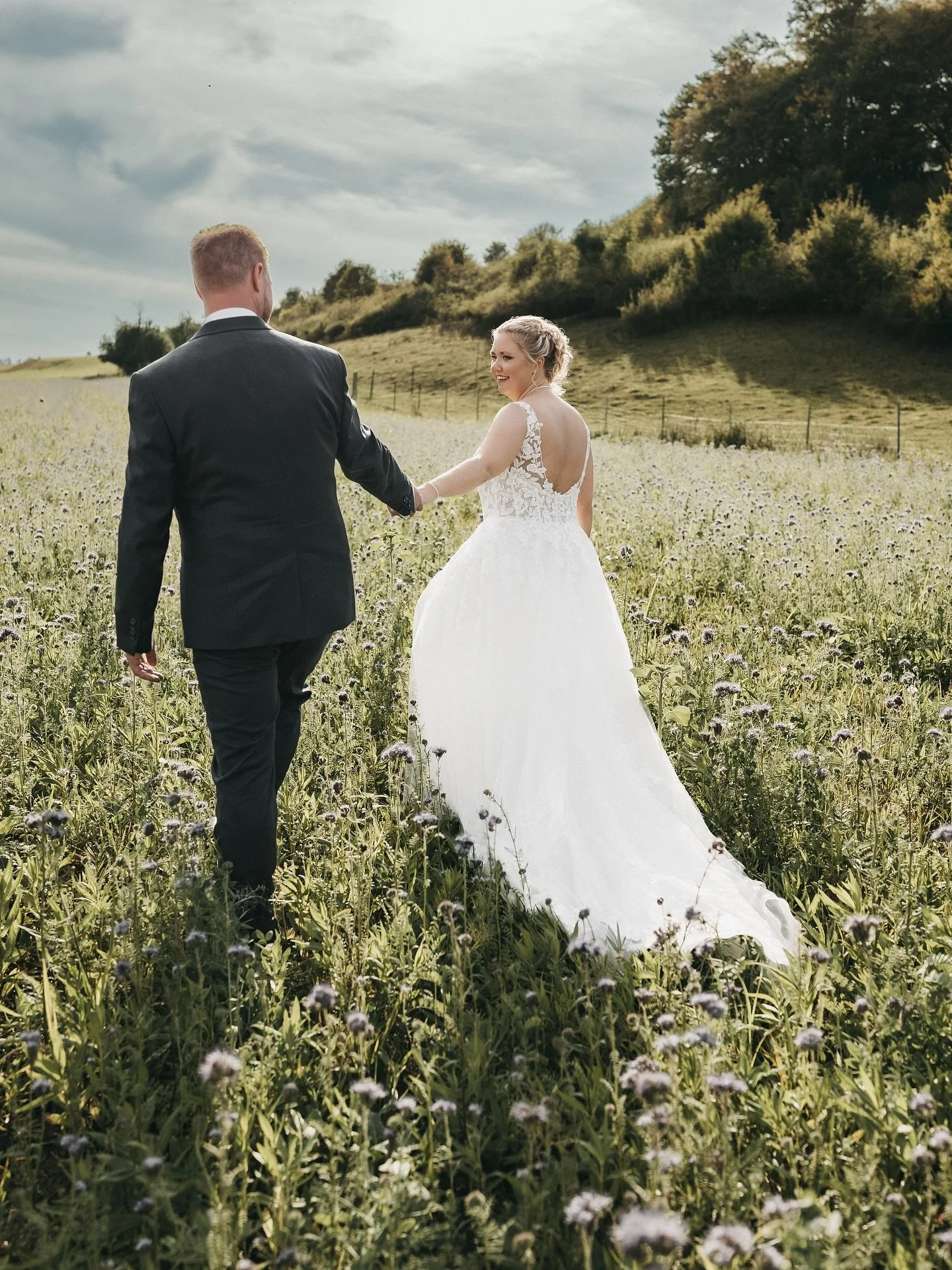 Wie im Film, aber ganz ohne Drehbuch. 🎥☀️

Zum Ende des Sommers durfte ich diese tolle Hochzeit begleiten. Was mir besonders in Erinnerung bleibt: die Leichtigkeit. Nichts war aufgesetzt, alles war super entspannt. Das Paar hat einfach mitgemacht un