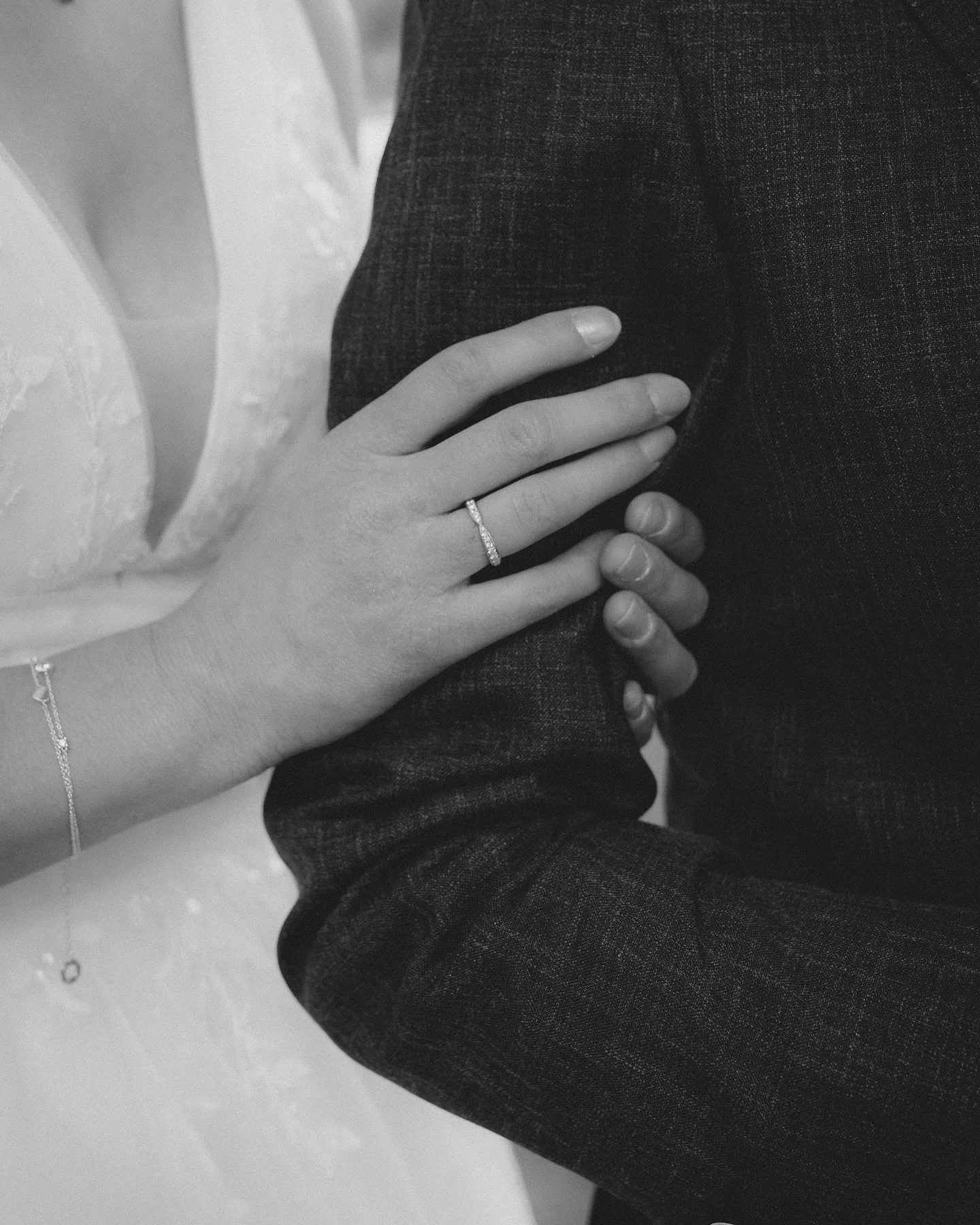 H&auml;nde, viele H&auml;nde 💍 ➡️ Swipe f&uuml;r mehr H&auml;nde 👋🙏
.
.
.
#Hochzeitsfotografie #HochzeitsfotografDeutschland #Heiraten2026 #Wedding2026 #EditorialWedding #FineArtWedding #SchwarzWeissFotografie #BlackAndWhiteWedding #Hochzeitsrepor