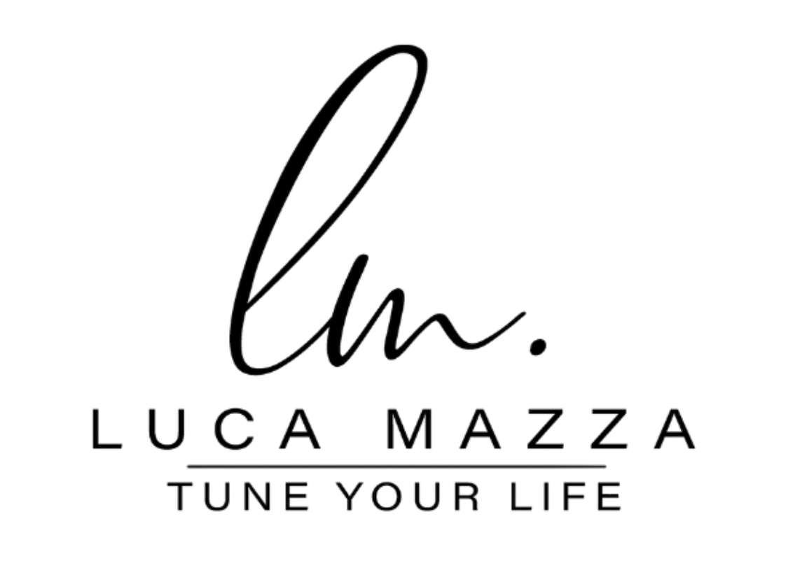 Das Bild zeigt ein schwarzes Logo mit einem stilisierten Flügel an der linken Seite, darunter der Text 'LIGA' in großen Buchstaben und darunter in kleineren Buchstaben 'Queerly Liked'.