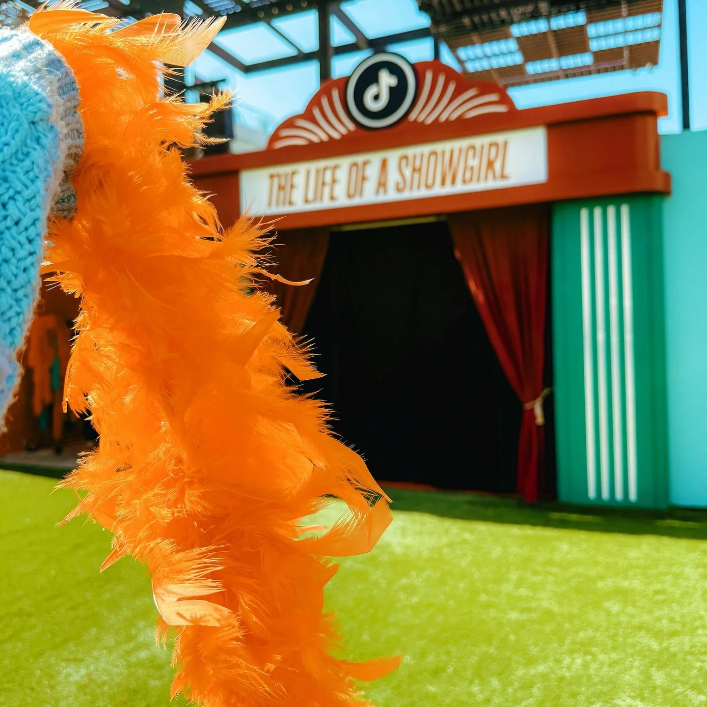 sequins are forever and now I know the life of a showgirl🧡🩵✨

@tiktok hosted one of the cutest Taylor themed pop ups for #TheLifeofaShowgirl this week at @westfieldcenturycity!! Feather boas, dance lessons, TikTok video stations, and even remade se