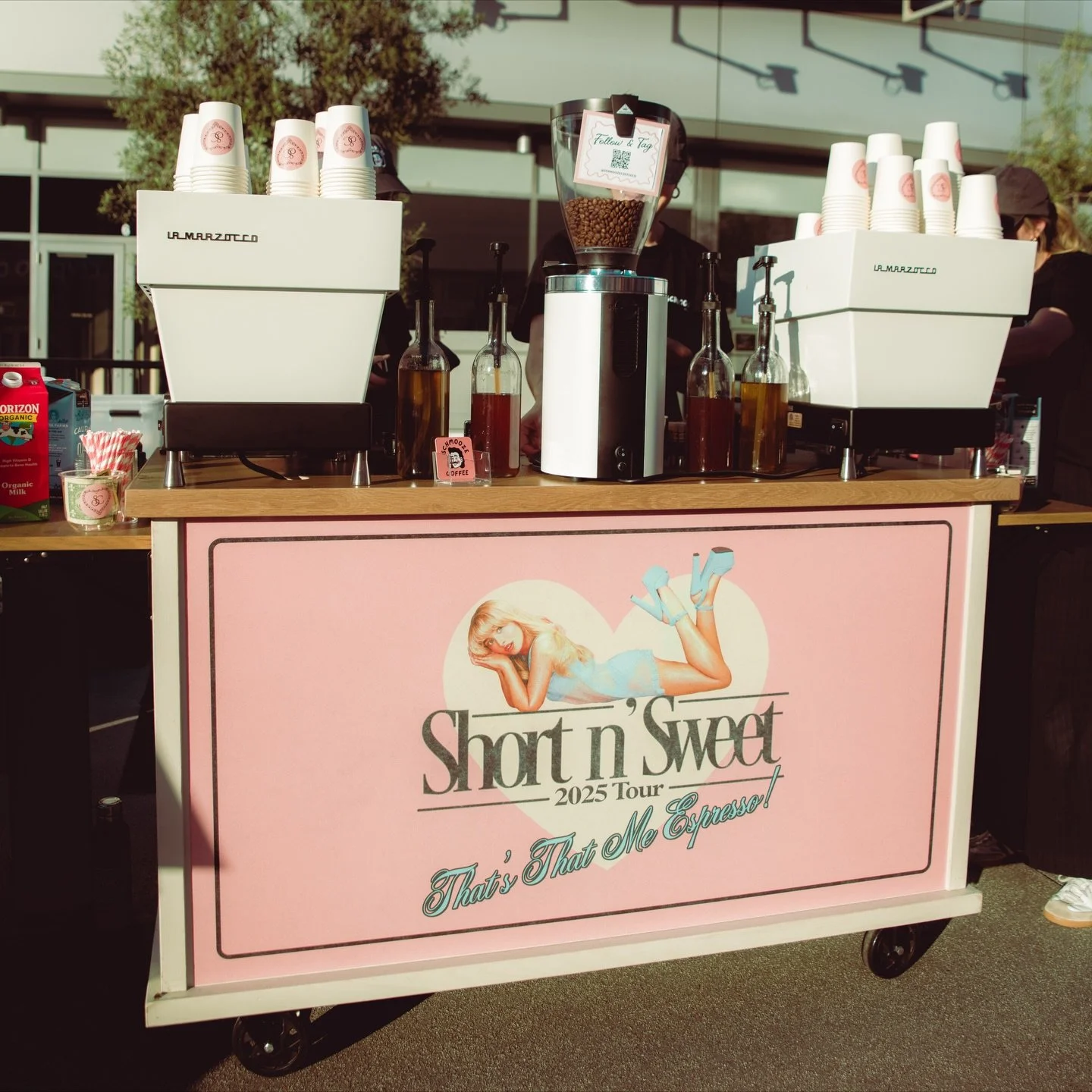 that&rsquo;s that me #Espresso ☕️💖✨

Happy national espresso day!! @sabrinacarpenter &amp; @teamsabrina in collaboration with @schmoozecoffeeco brought the energy to the final night of the #ShortNSweet tour in LA

Fans lined up for free drinks at LA