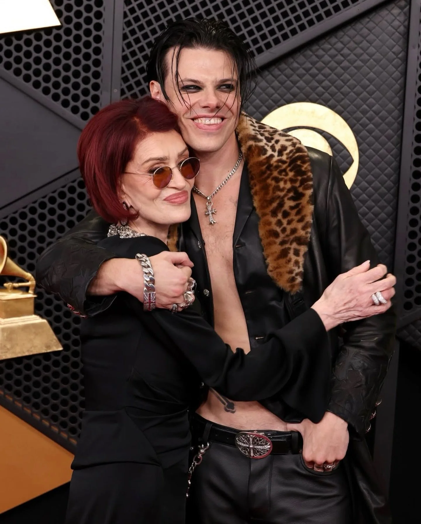 @sharonosbourne &amp; @yungblud stealing everyone&rsquo;s hearts on the carpet today🥺🖤✨ the reunion we all needed.

📸 provided by @grammys 

#grammys #yungblud #sharonosbourne
