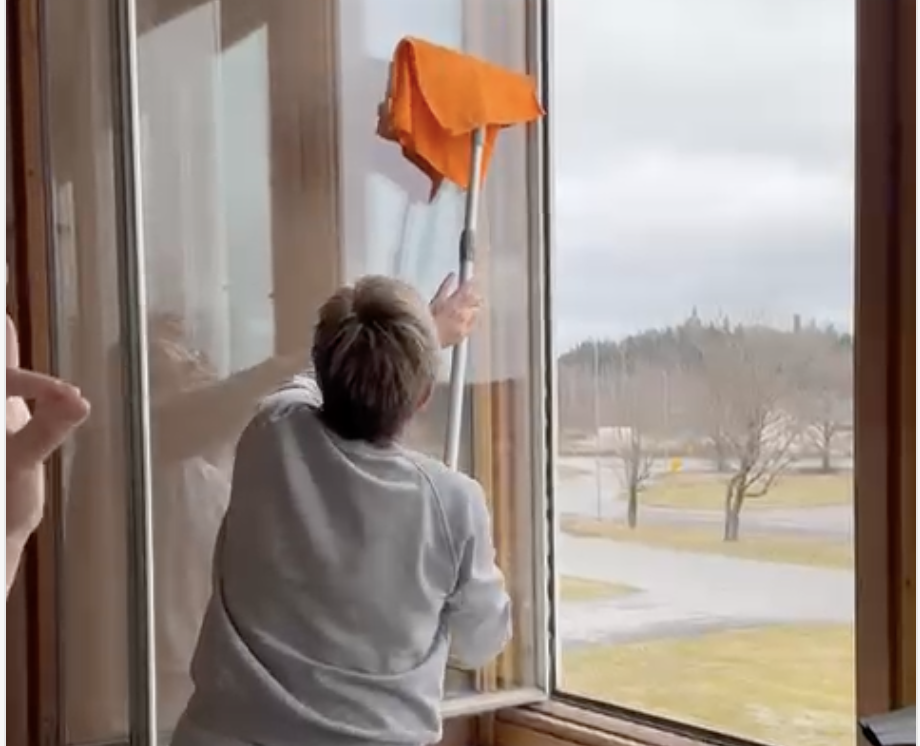 Studiolla siivottiin ja pestiin ikkunoita talkoovoimin pääsiäisenä