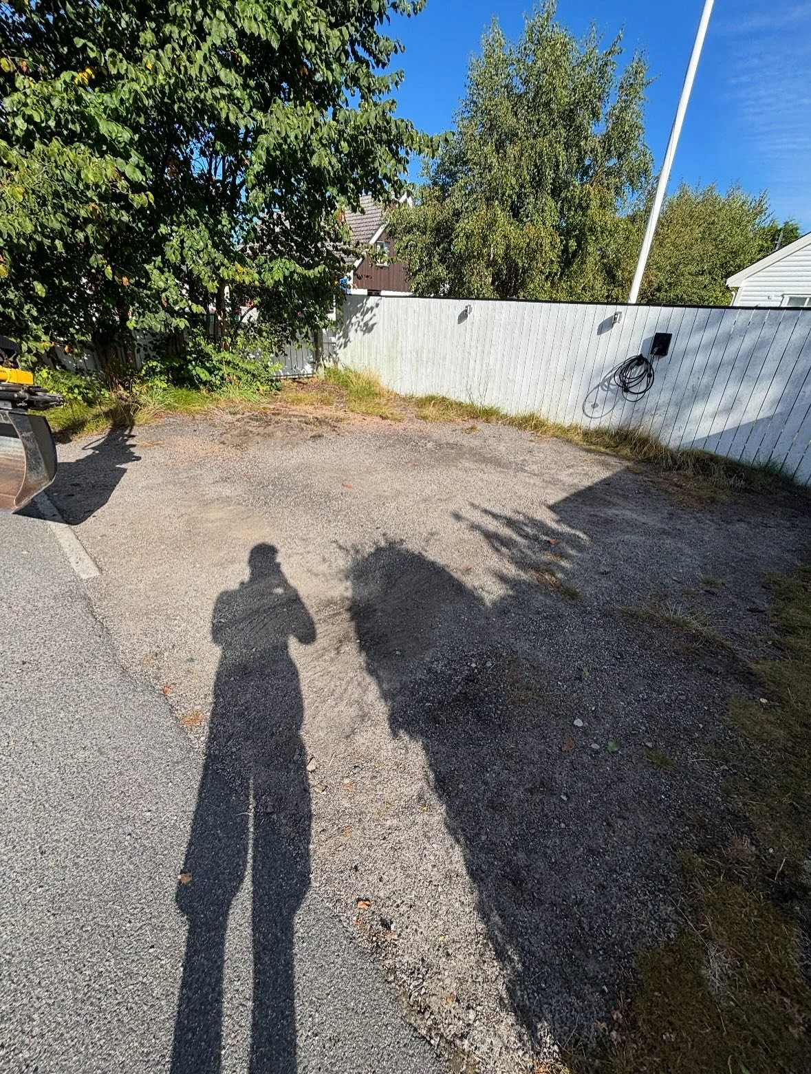 Ny uppfart p&aring; plats! 

I helgen fick vi &auml;ran att hj&auml;lpa en fantastisk kund att f&ouml;rvandla sin gamla grusuppfart. P&aring; f&ouml;rsta bilden ser ni utg&aring;ngsl&auml;get &ndash; h&aring;rt packat grus med ogr&auml;s l&auml;ngs k